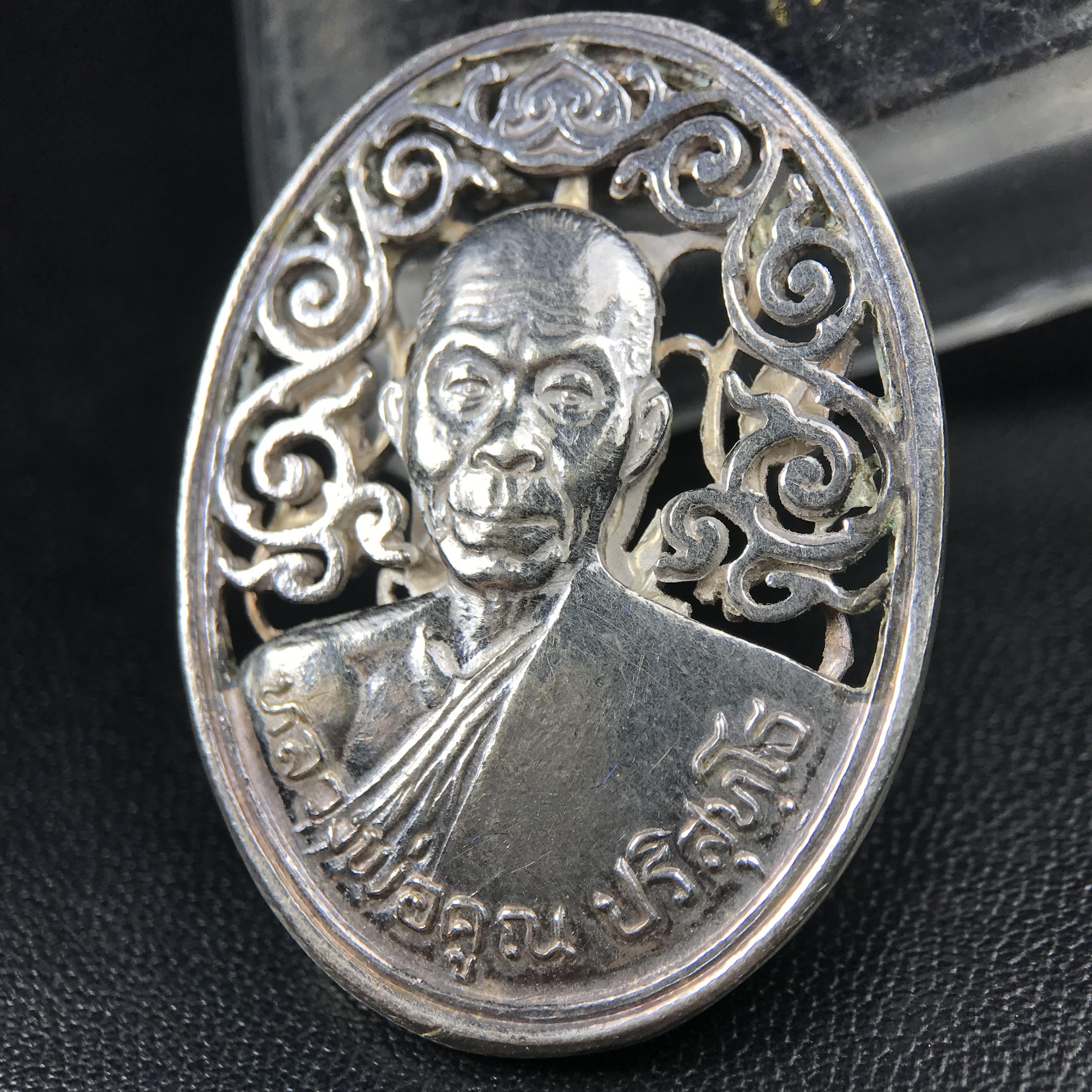 เหรียญหลวงพ่อคูณ ปริสุทโธ วัดบ้านไร่ รุ่น สก. ปี 2536 พิมพ์ลายฉลุ เนื้อเงิน(สวย งดงาม หายาก) งานมหามงคลเฉลิมพระชนมพรรษา 5 รอบ สมเด็จพระบรมราชินีนาถ จัดสร้างโดย กองพลทหารราบที่๒ ทหารเสือราชินี รักษาพระองค์ (พิธีใหญ่ ประวัติชัดเจน อีกหนึ่งรุ่นยอดนิยม)