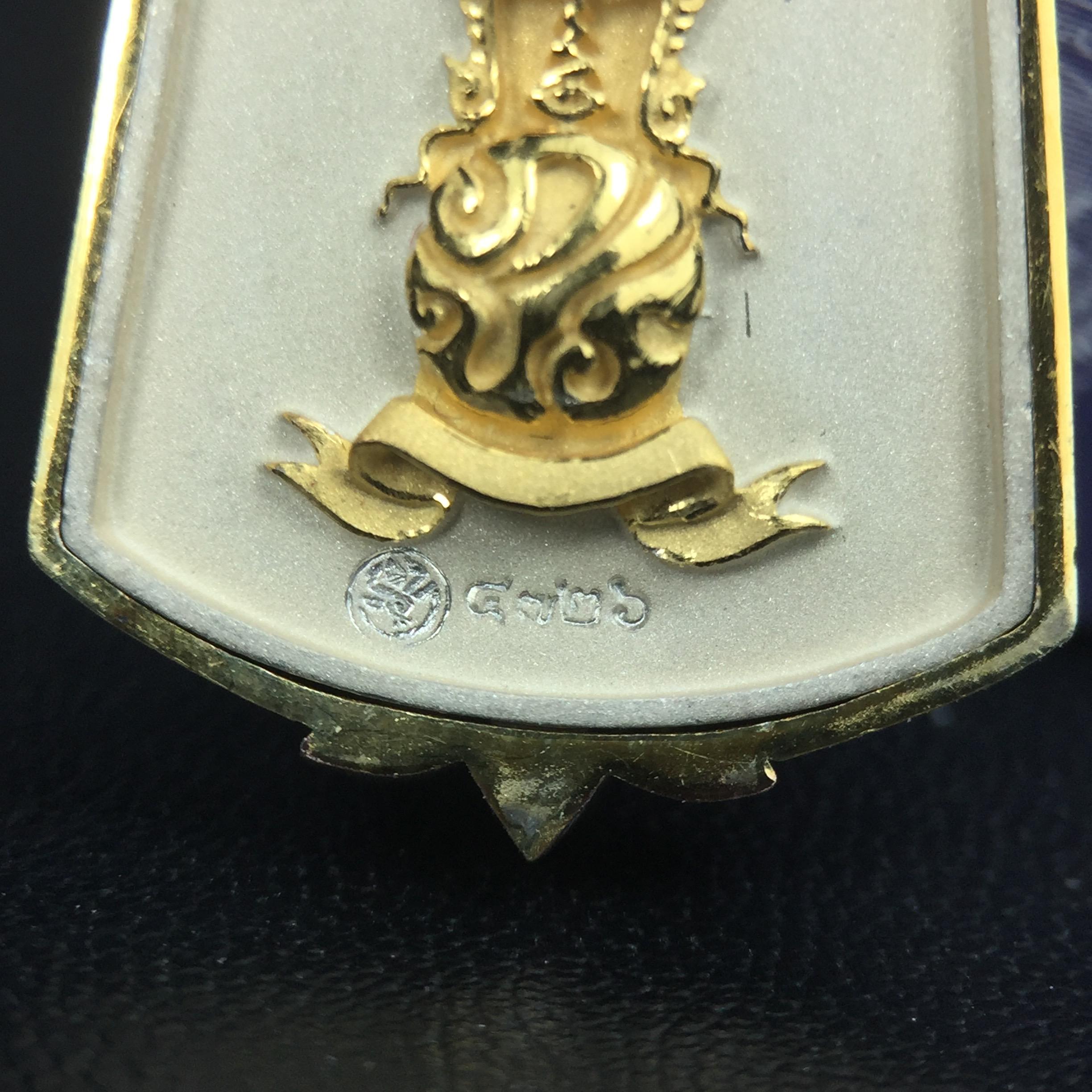 พระแก้วมรกต ภปร. ปี2547 จัดสร้างโดย รพ.ภูมิพลฯ เนื้อเงิน (3 กษัตริย์)เหรียญทรงซุ้ม ขนาด 20*33 มม.งดงามทรงคุณค่าอีกหนึ่งรุ่นยอดนิยม หายาก