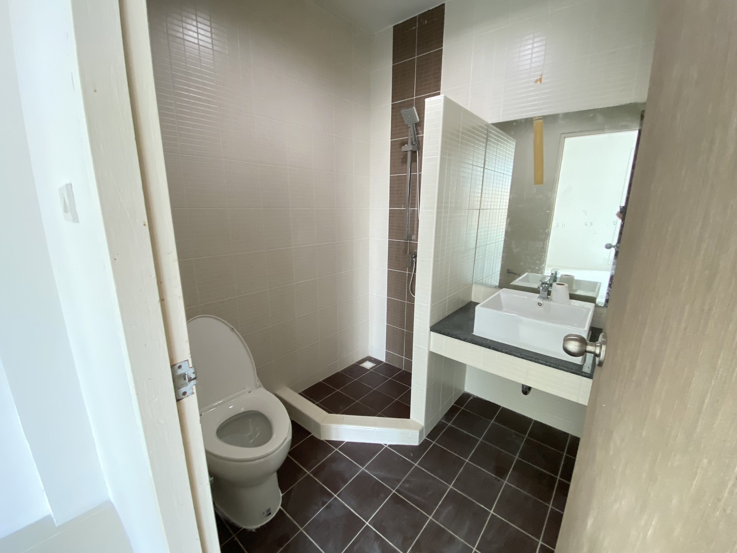 For Sales : Sea front, 2-Story commercial buildings, 3 Bedroom 6 Bathroom