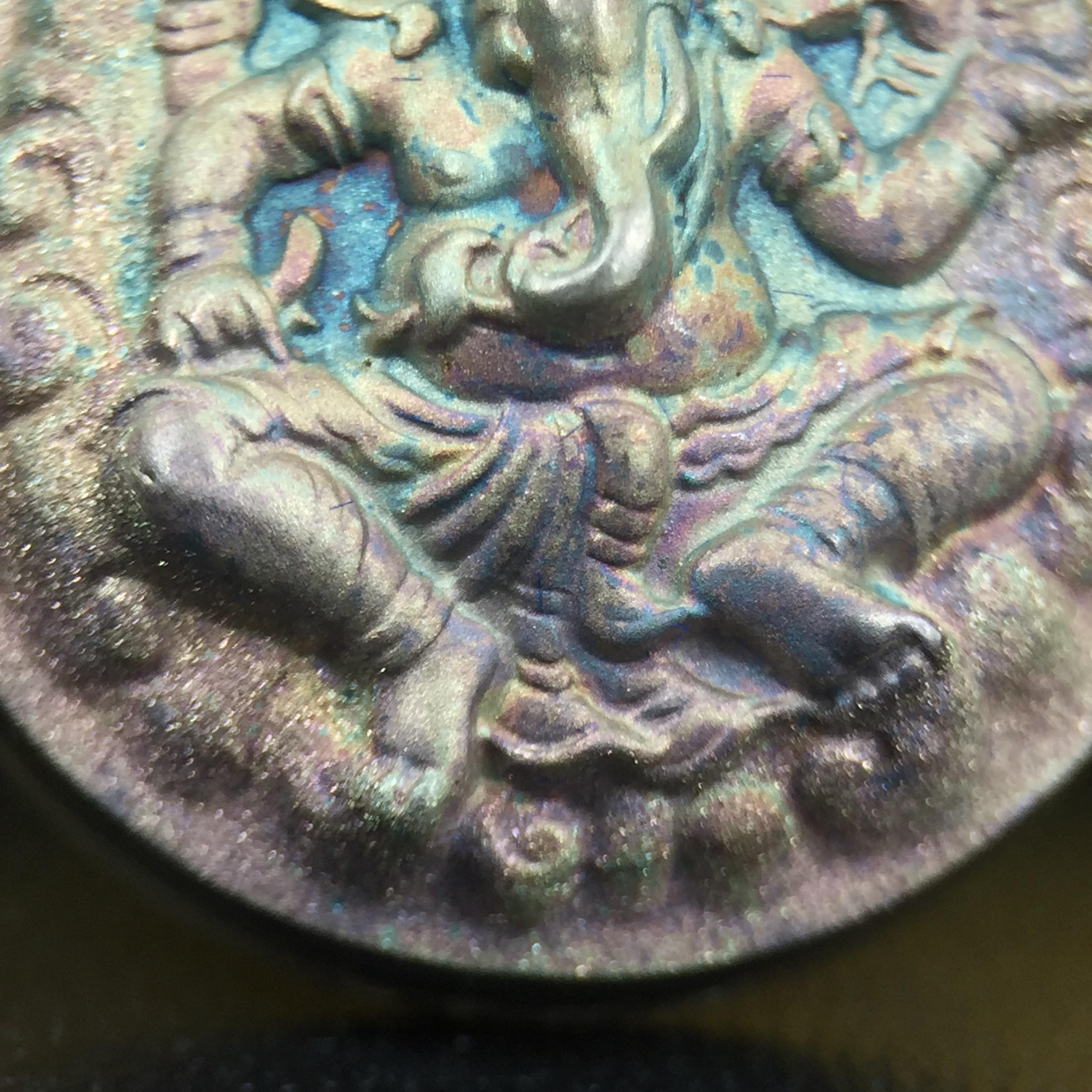 เหรียญพระพิฆเนศวร ญสส. ชุดกาญจนาภิเษกครองราชย์ 50 ปี พุทธศักราช 2538 พิมพ์ใหญ่(2.9 ซม.) เนื้อเงินผิวเดิมกลับดำขึ้นสีรุ้งเข้มขลังงดงามธรรมชาติสร้างสรรค์ สภาพสวยเดิมพร้อมกล่องบรรจุเดิม ตอกโค๊ดหมายเลขกำกับ(1ใน 5539องค์)