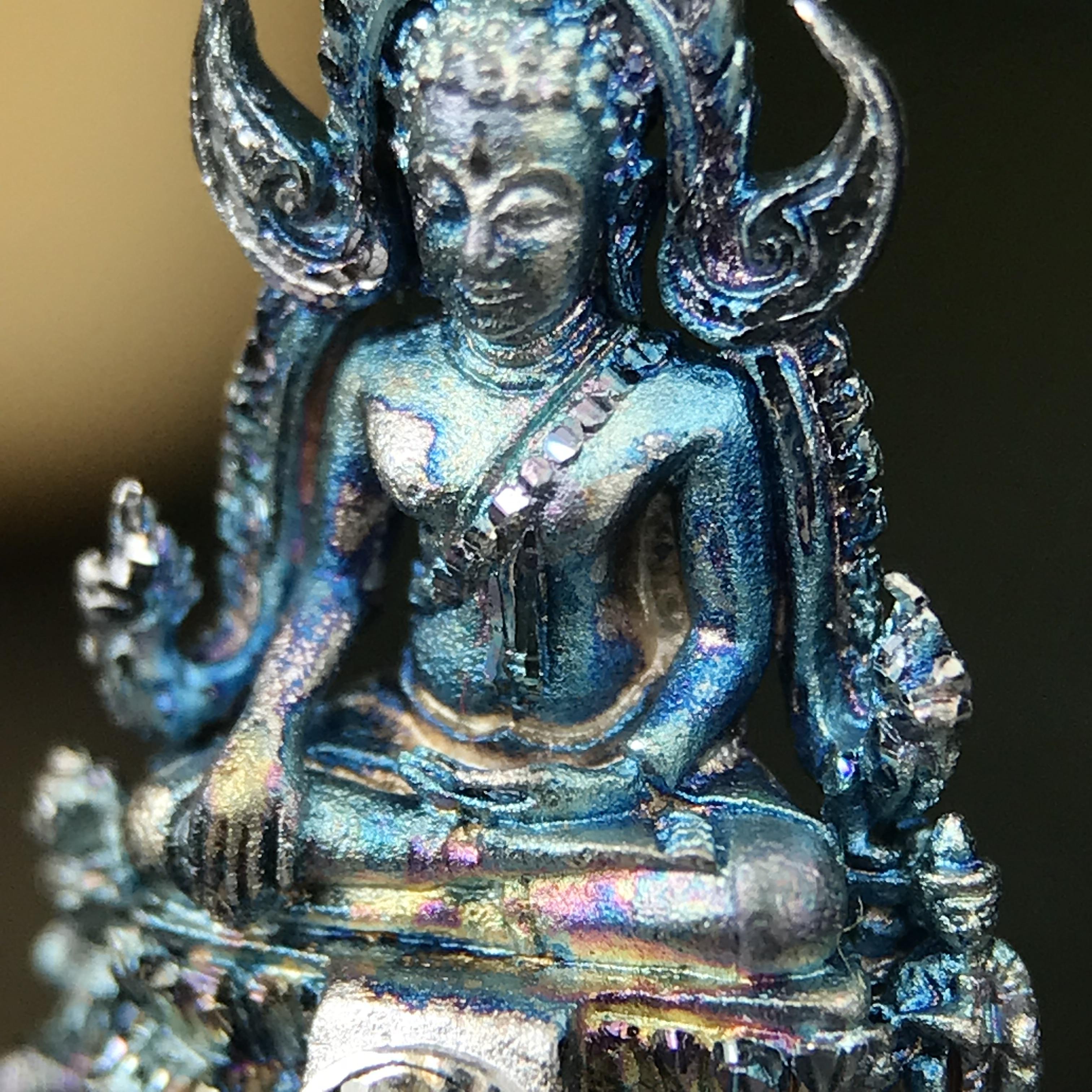 พระพุทธชินราช ภปร. 84 พรรษา ในหลวงรัชกาลที่ 9 พิมพ์เล็กขนาดหน้าตัก 1/4 นิ้ว(สูง 2.0 ซม.)เนื้อเงินชุบทองคำขาว (สภาพผิวเดิมสวย ขึ้นสีรุ้งฟ้าครามธรรมชาติสวยมาก แบบนิยม)(พระราชทานมวลสาร จิตรลดาและเส้นพระเจ้า(เส้นผม))พุทธศิลป์ทรงคุณค่าอีกหนึ่งรุ่นยอดนิยม