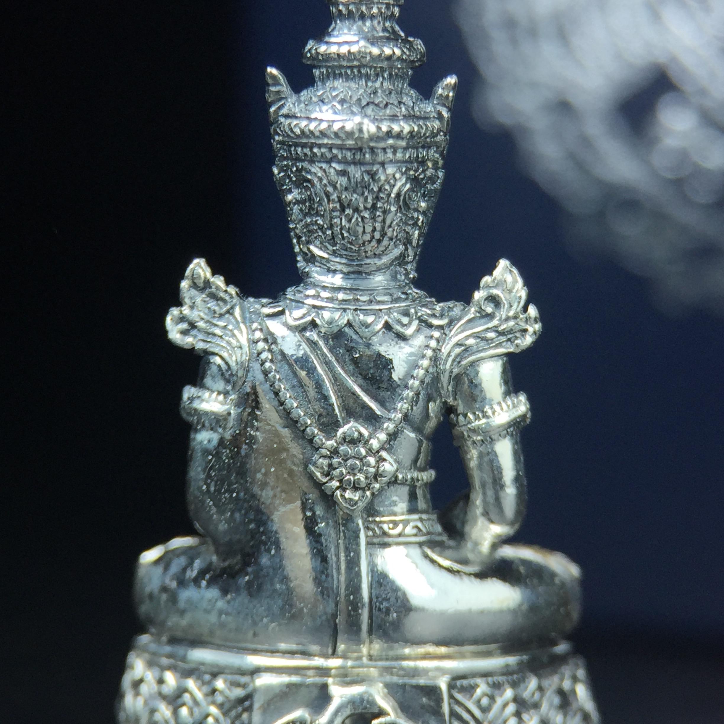 พระแก้วมรกต กรมสรรพสามิตจัดสร้างขึ้นเนื่องในโอกาสครบรอบ 64 ปีของกรมสรรพสามิต และเนื่องในวโรกาสที่พระบาทสมเด็จพระเจ้าอยู่หัวทรงครองราชย์ครบ 50 ปีในปีกาญจนาภิเษก เมื่อ พ.ศ.2539 เนื้อเงินรมดำขัดเงาพร้อมกล่องบรรจุเดิม