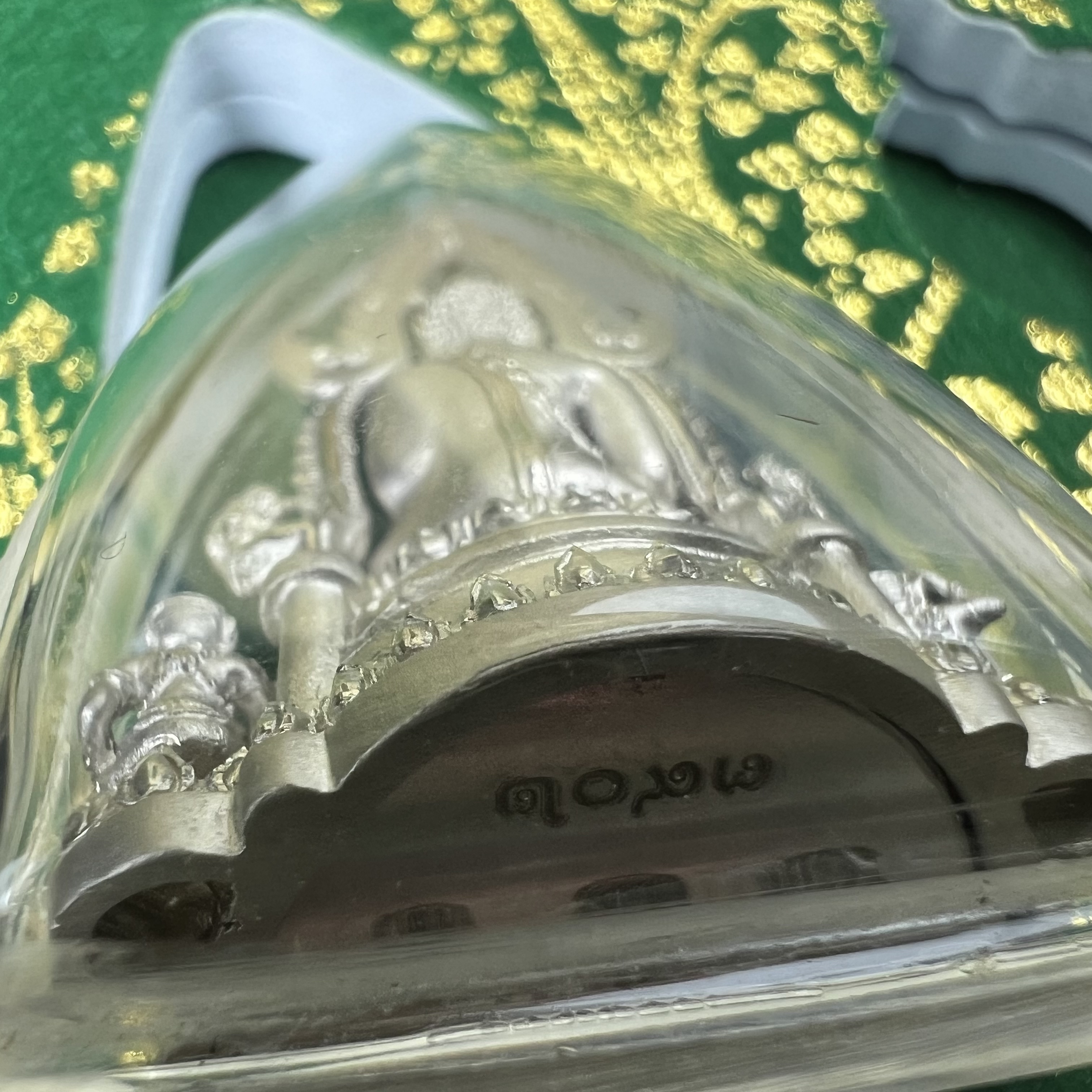 พระพุทธชินราช(จำลอง) ภปร. 84 พรรษา ปี 2554 เนื้อเงินชุบทองคำขาว พิมพ์กลางขนาดหน้าตัก 1/2 นิ้ว(พระราชทานมวลสาร จิตรลดาและเส้นพระเจ้า(เส้นผม)รัชกาลที่9)พุทธศิลป์ทรงคุณค่าอีกหนึ่งรุ่นยอดนิยม