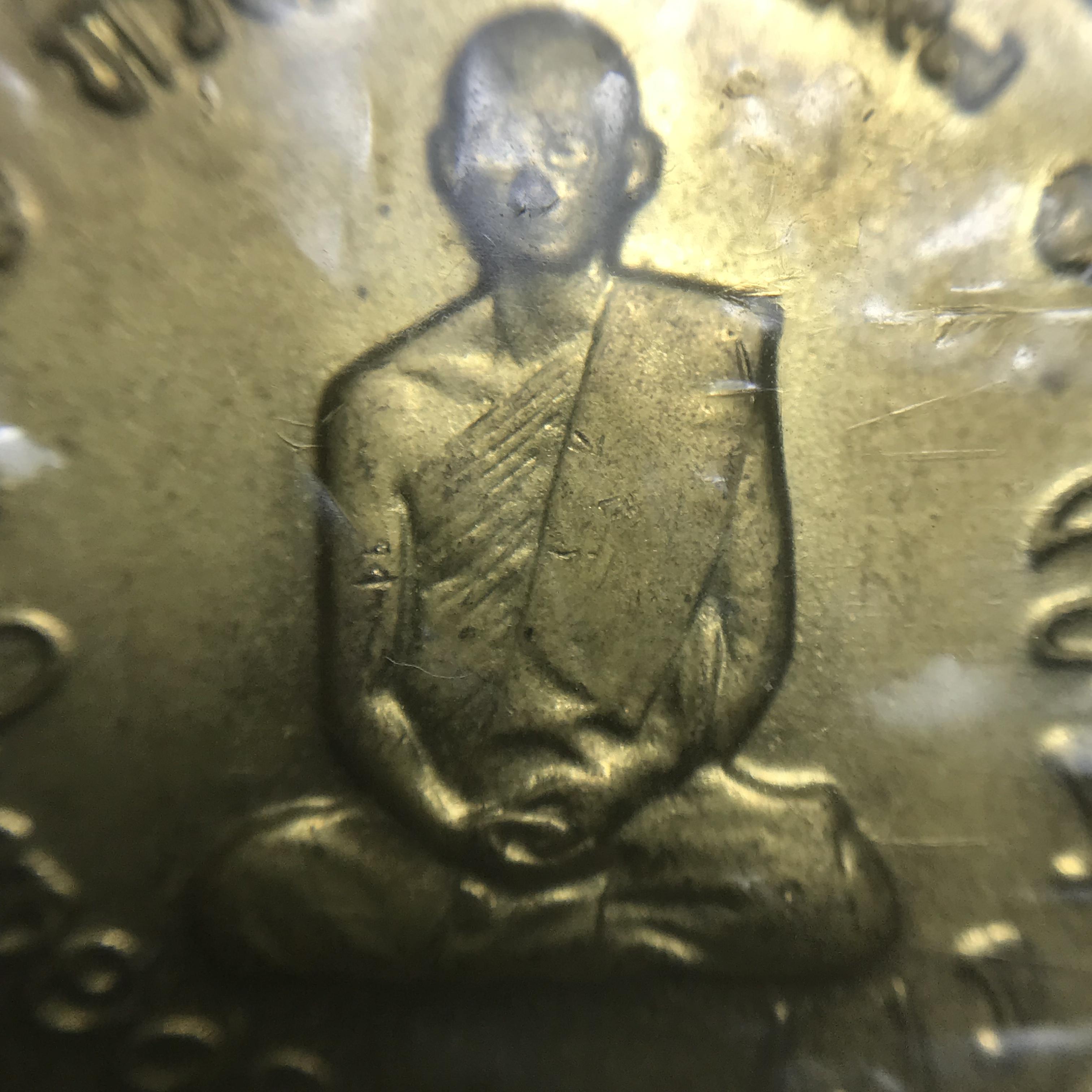 เหรียญทรงผนวช ในหลวงรัชกาลที่9 วัดบวรนิเวศวิหาร พ.ศ.2508 เนื้อทองฝาบาตร(ทองเหลือง) พิมพ์ธรรมดา(เจดีย์ไม่เต็ม) บล็อกหลังอัลปาก้า สภาพซีลซองเดิม