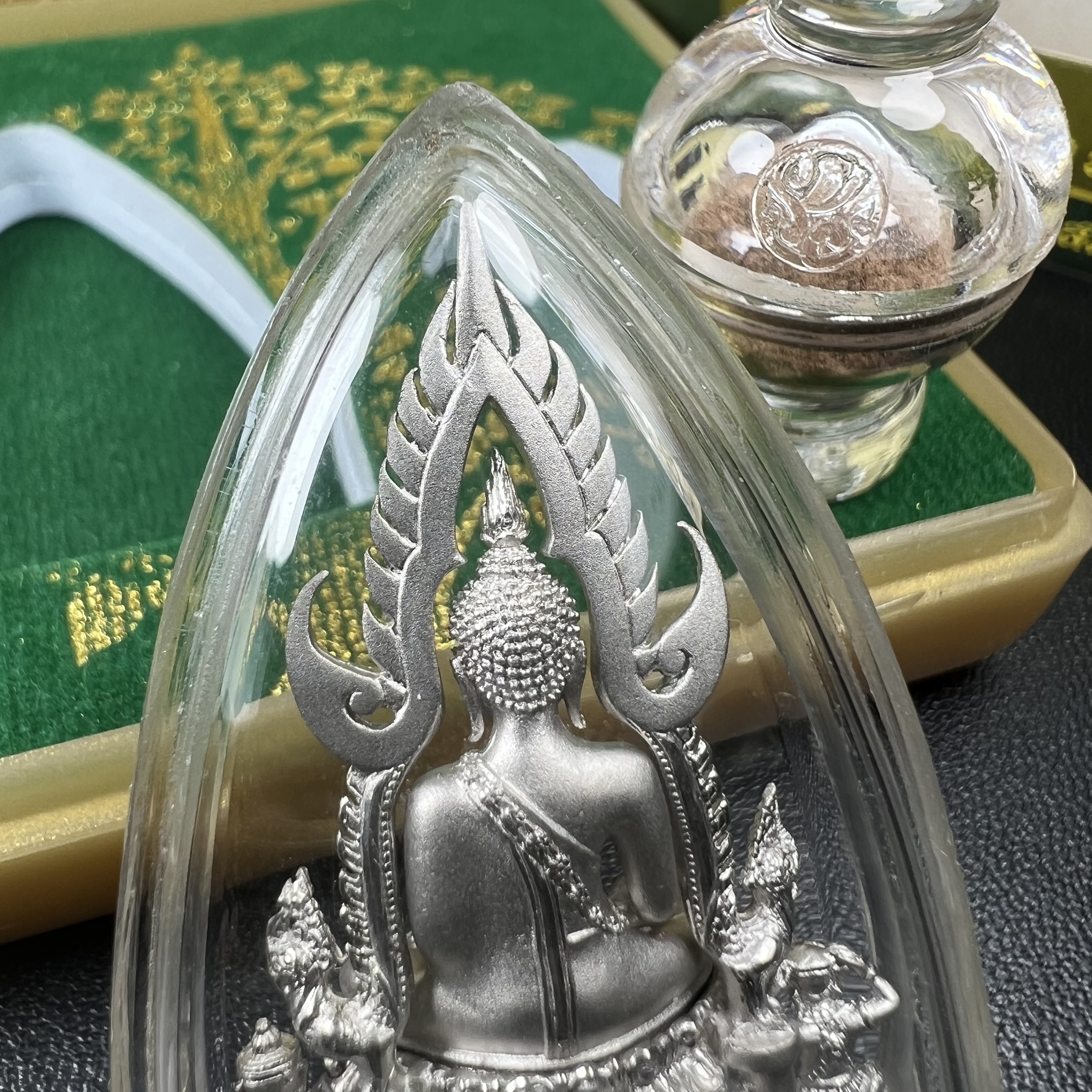 พระพุทธชินราช(จำลอง) ภปร. 84 พรรษา ปี 2554 เนื้อเงินชุบทองคำขาว พิมพ์กลางขนาดหน้าตัก 1/2 นิ้ว(พระราชทานมวลสาร จิตรลดาและเส้นพระเจ้า(เส้นผม)รัชกาลที่9)พุทธศิลป์ทรงคุณค่าอีกหนึ่งรุ่นยอดนิยม