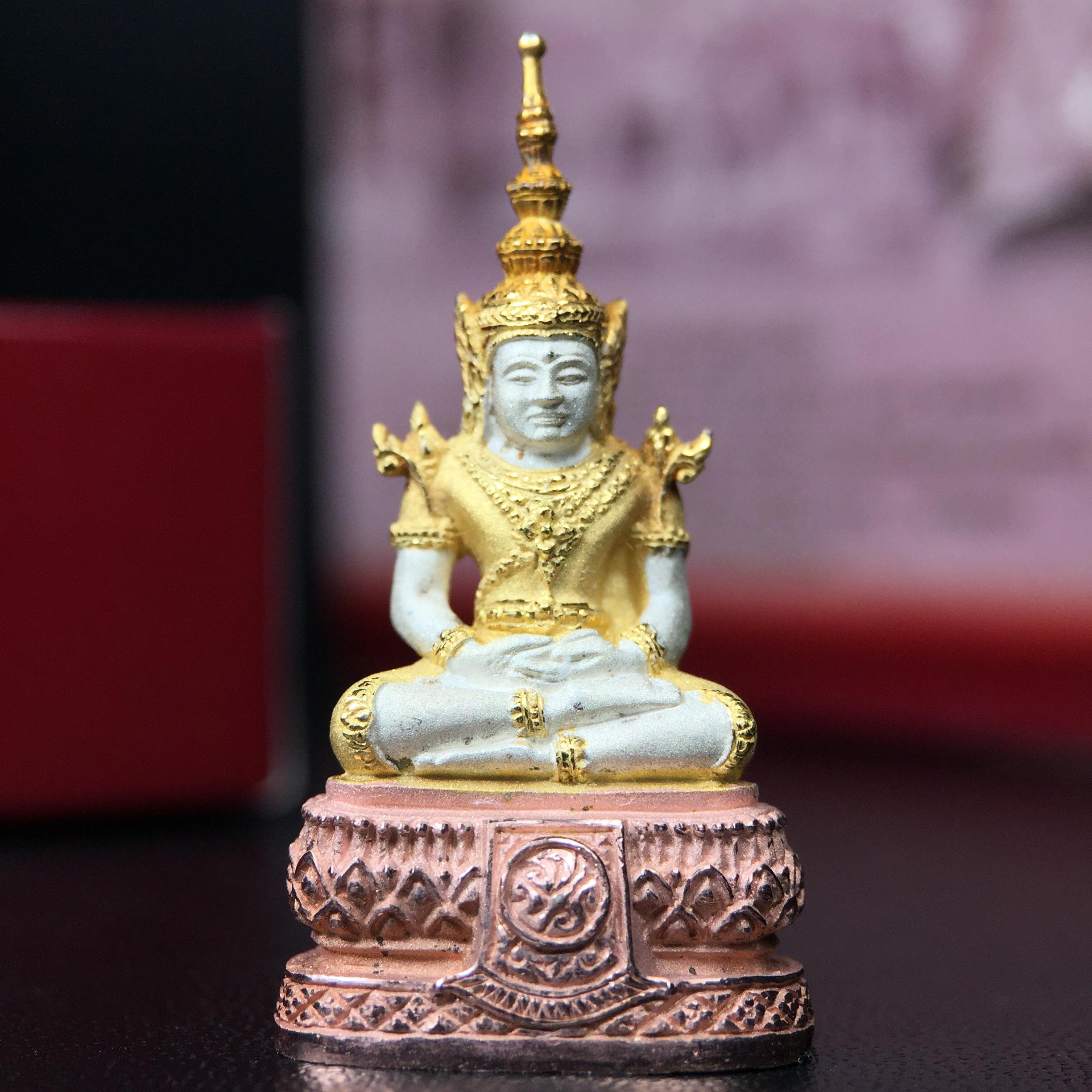 พระแก้วมรกต ภปร.(รุ่นแรก) ปี2545 รุ่นฉลองกรุงรัตนโกสินทร์ครบ 220 ปี พิมพ์ลอยองค์ใหญ่ เนื้อเงินบริสุทธิ์ 92.5% (สามกษัตริย์) ขนาด 19*35 มม. พร้อมกล่องบรรจุดิม สวยครบสมบูรณ์