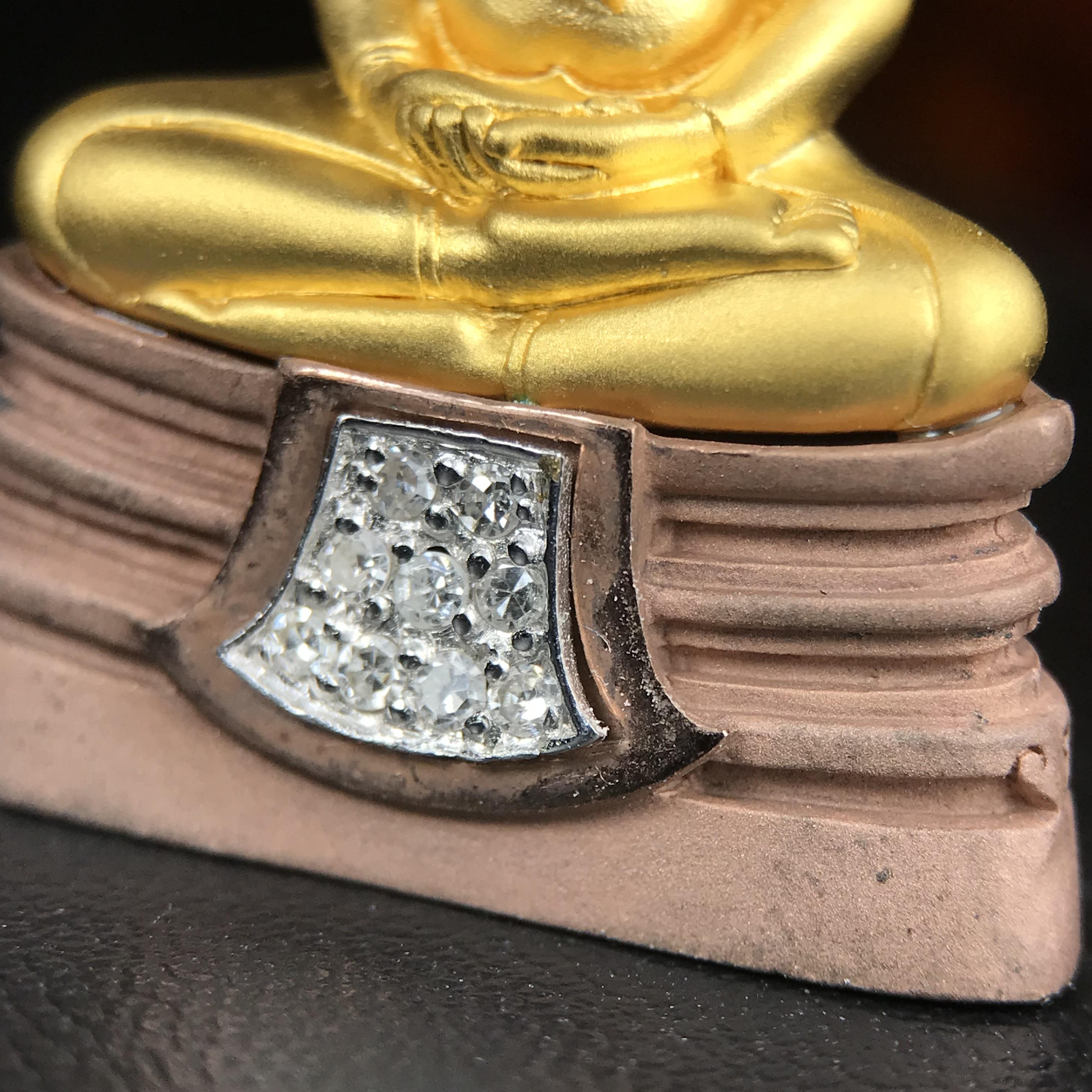 พระพุทธโสธร รุ่นสร้างอุโบสถหลังใหม่ พิธีพุทธาภิเษก ณ อุโบสถวัดโสธรวรารามวรวิหาร 18 พฤศจิกายน พ.ศ.2542 เนื้อสามกษัตริย์ องค์พระทองคำแท้ ฐานนาก ผ้าทิพย์ประดับเพชรแท้ หนักรวม 6.82g ขนาด 2.5x3.5 ซม.(องค์หมายเลข ๒๔๘)(พุธศิลป์สุดงดงาม อีกหนึ่งรุ่นยอดนิยม)หายาก