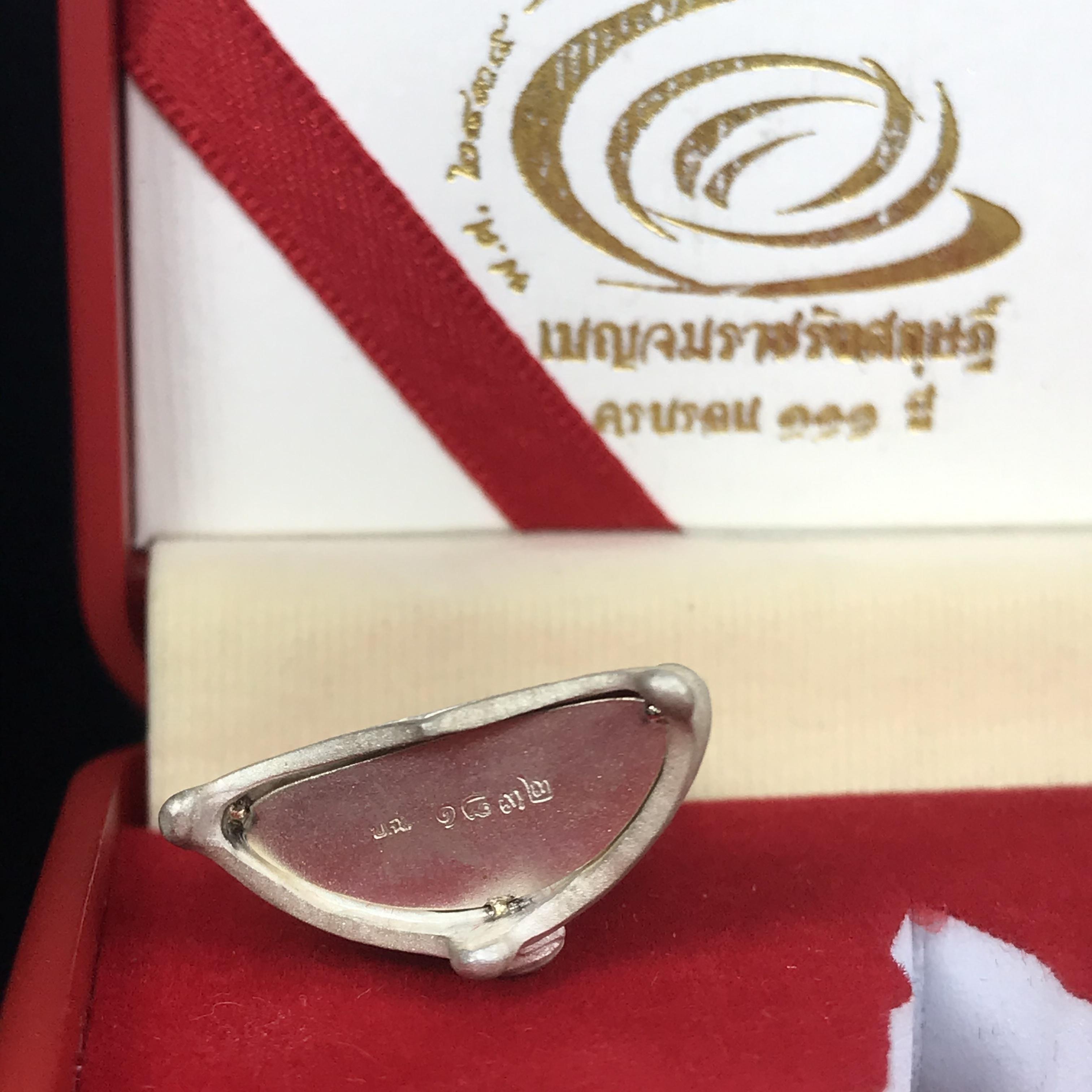 พระยอดธง หลวงพ่อโสธร รุ่น 111 ปี โรงเรียนเบญจมราชรังสฤษฏิ์ เนื้อเงิน ปี 2546 (1 ใน 3000 องค์)