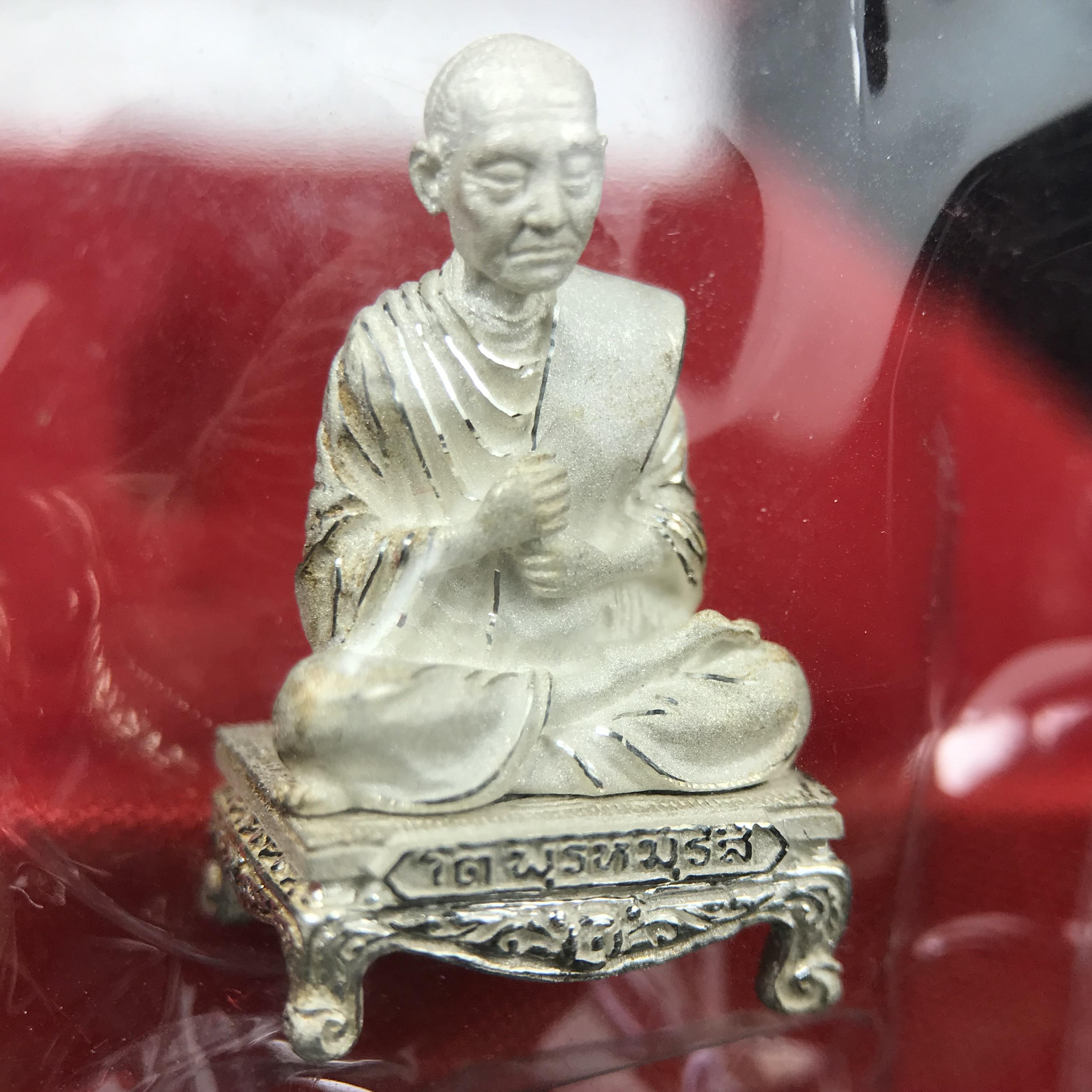 สมเด็จพุฒาจารย์ (โต พรหมรังสี) อนุสรณ์ 128 ปี สมเด็จพระญาณสังวร สมเด็จพระสังฆราช ทรงเมตตาอธิฐานจิต ปี 2543 มหาพุทธาภิเษก 3วาระ รูปเหมือนลอยองค์พิมพ์ใหญ่เนื้อเงิน ขนาด 1.5 x 2.5 ซม. ทรงคุณค่าทั้งด้านความงานด้านพุทธศิลป์ และพุทธคุณ