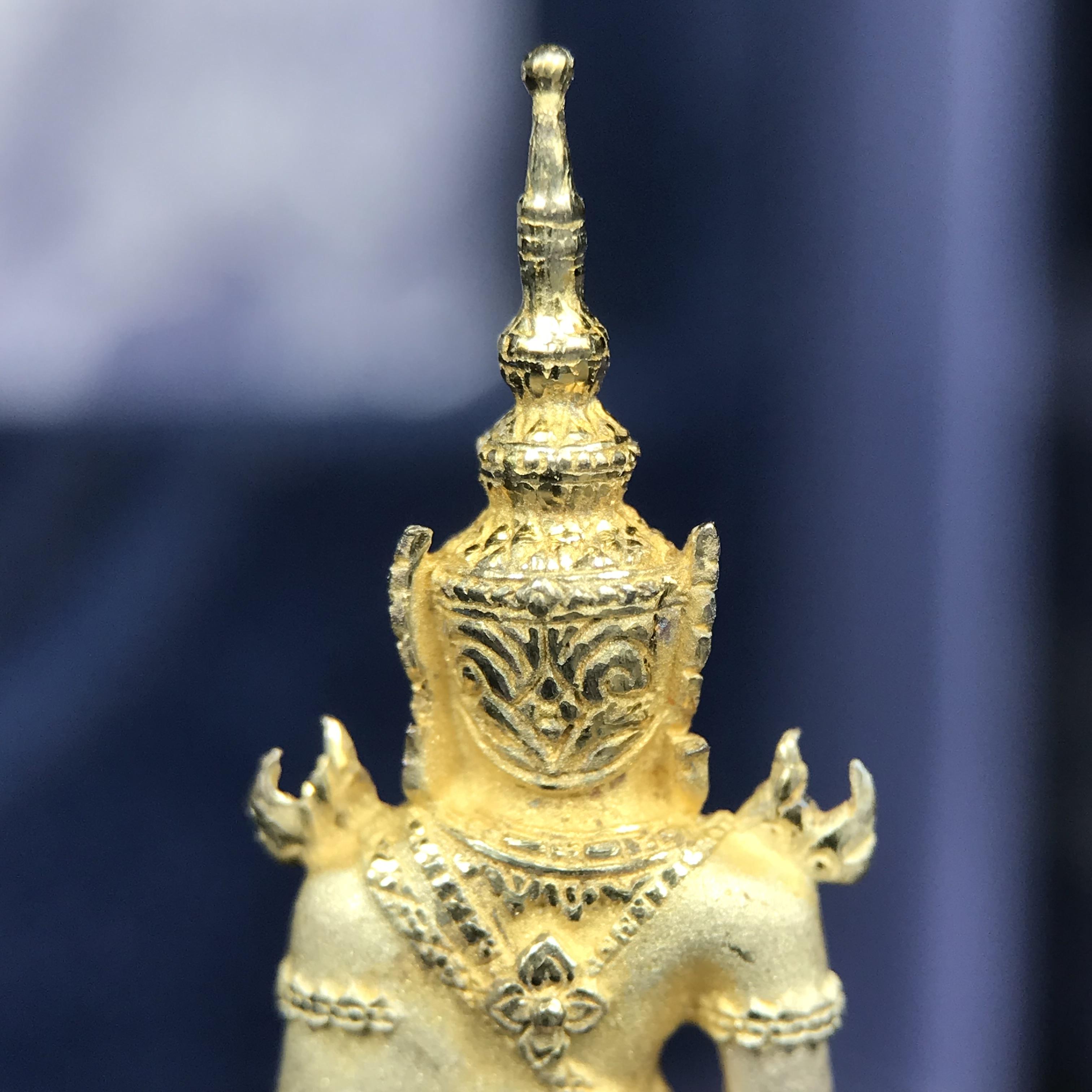 พระแก้วมรกต ภปร. ปี 2547 จัดสร้างโดยโรงพยาบาลภูมิพลอดุลยเดช เนื้อเงิน(3 กษัตริย์) ลอยองค์ หน้าตัก 1/2 นิ้ว สูง 3.7 ซม.พิธีมหามังคาภิเษก ณ พระอุโบสถวัดพระศรีรัตนศาสดาราม(วัดพระแก้ว) งดงามทรงคุณค่าอีกหนึ่งรุ่นยอดนิยม หายาก(องค์หมายเลข ๒๑๒๒)