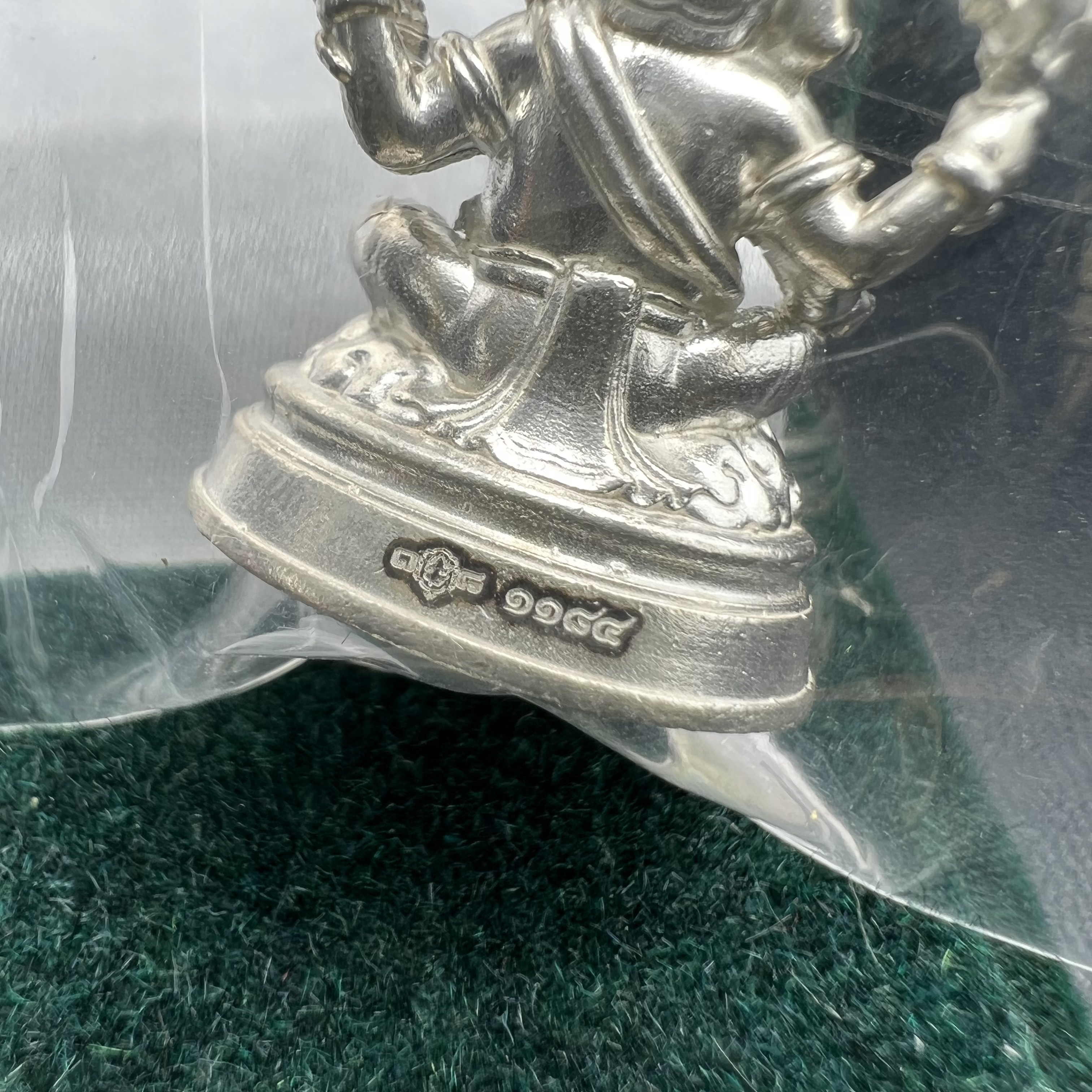 พระพิฆเนศวร รุ่น 108 ปี แห่งการสถาปนากรมศิลปากร ปี 2562 เนื้อเงิน ขนาดลอยองค์ หน้าตัก 1/2 นิ้ว(ขนาดประมาณ 1.8 x 2.1 ซม.)(พิธีใหญ่ มวลสารดี)(มีโค๊ดและหมายเลขกำกับเลข)1 ใน 1999 องค์