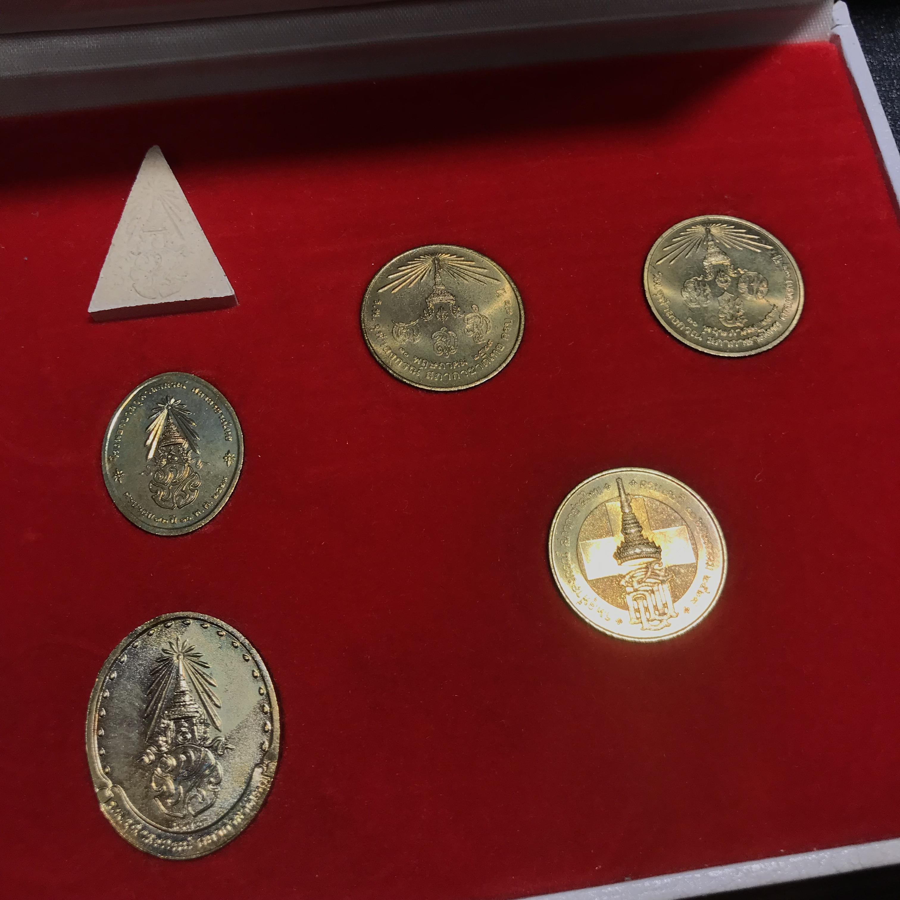 ชุดที่ระลึกครบ 72 ปี โรงพยาบาลจุฬาลงกรณ์ สภากาชาดไทย 30 พฤษภาคม พ.ศ.2529(ในหลวงรัชกาลที่9เสด็จในพิธี)