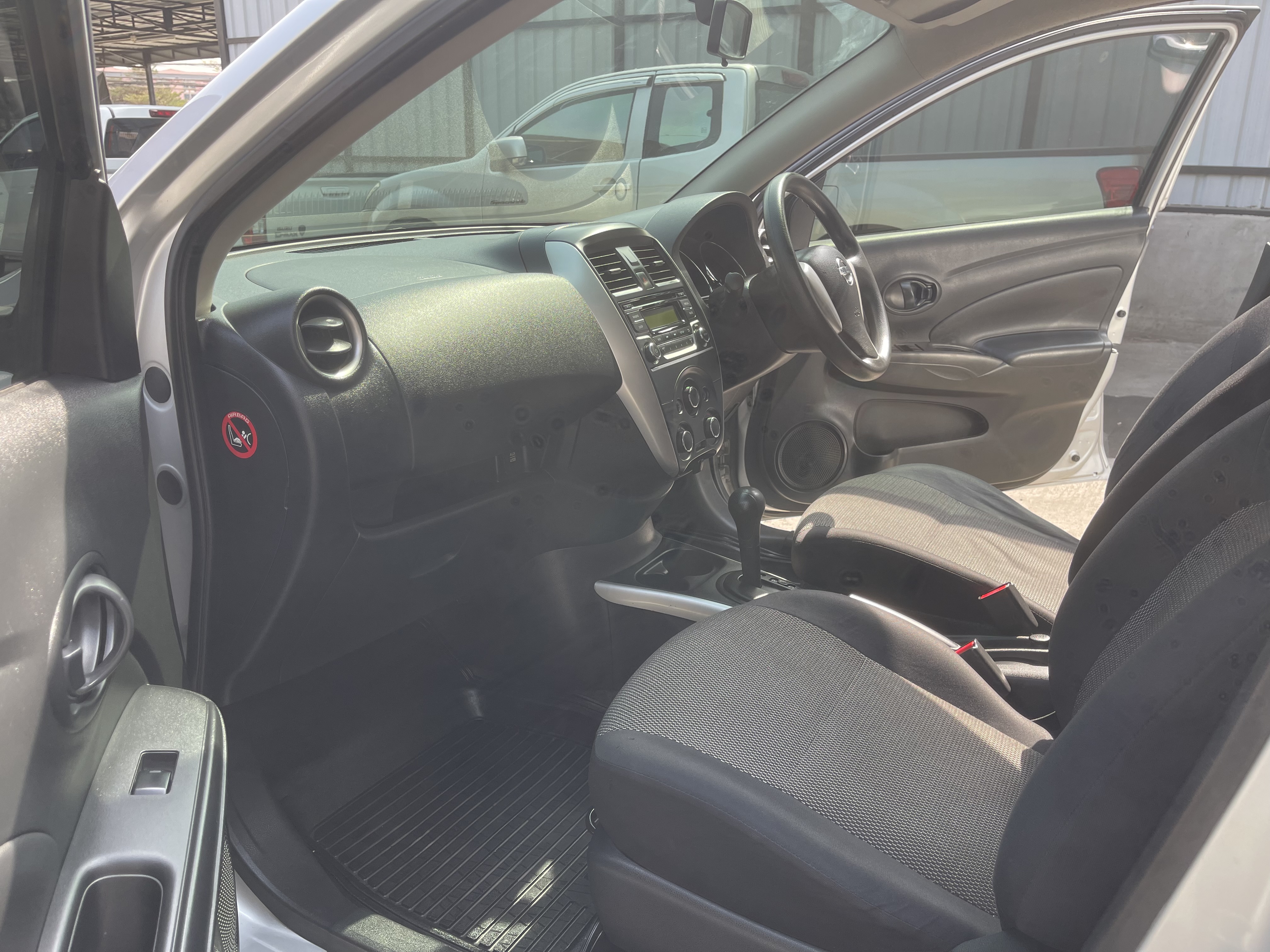 Nissan Almera 1.2 E At 2017 เงิน