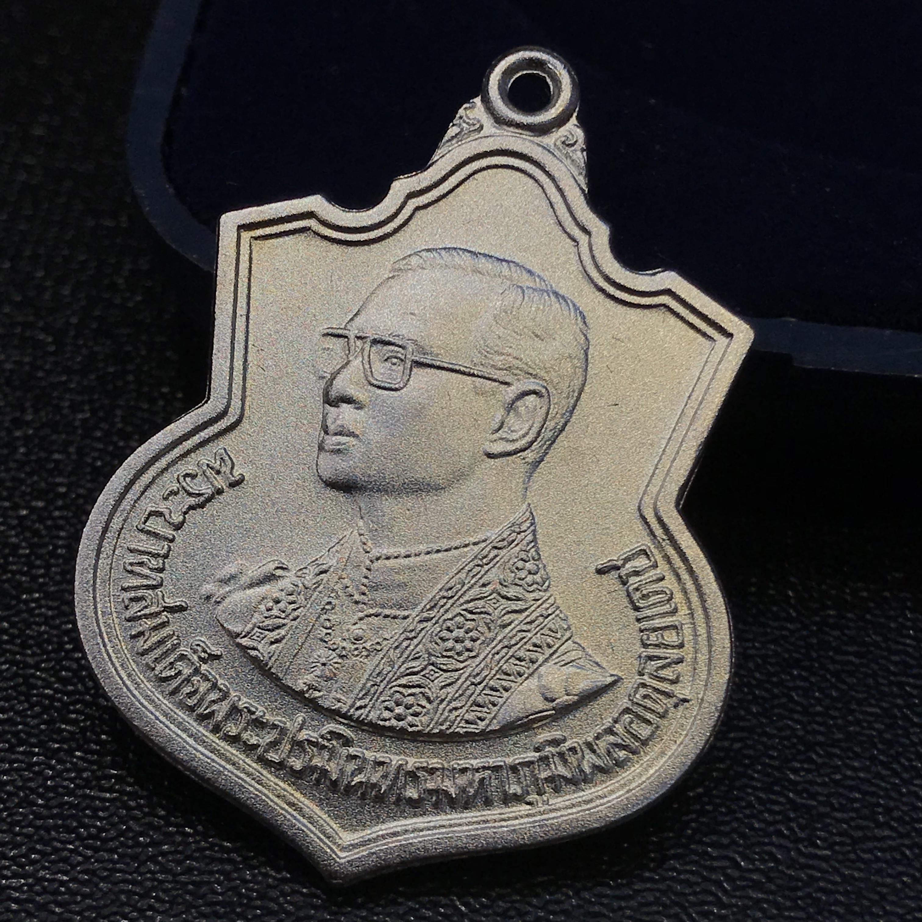 เหรียญเสมาที่ระลึก 6 รอบ 72 พรรษาในหลวงรัชกาลที่9 ปี2542 เนื้อเงินพร้อมกล่องเดิม จัดสร้างโดยกระทรวงมหาดไทย(หายาก)