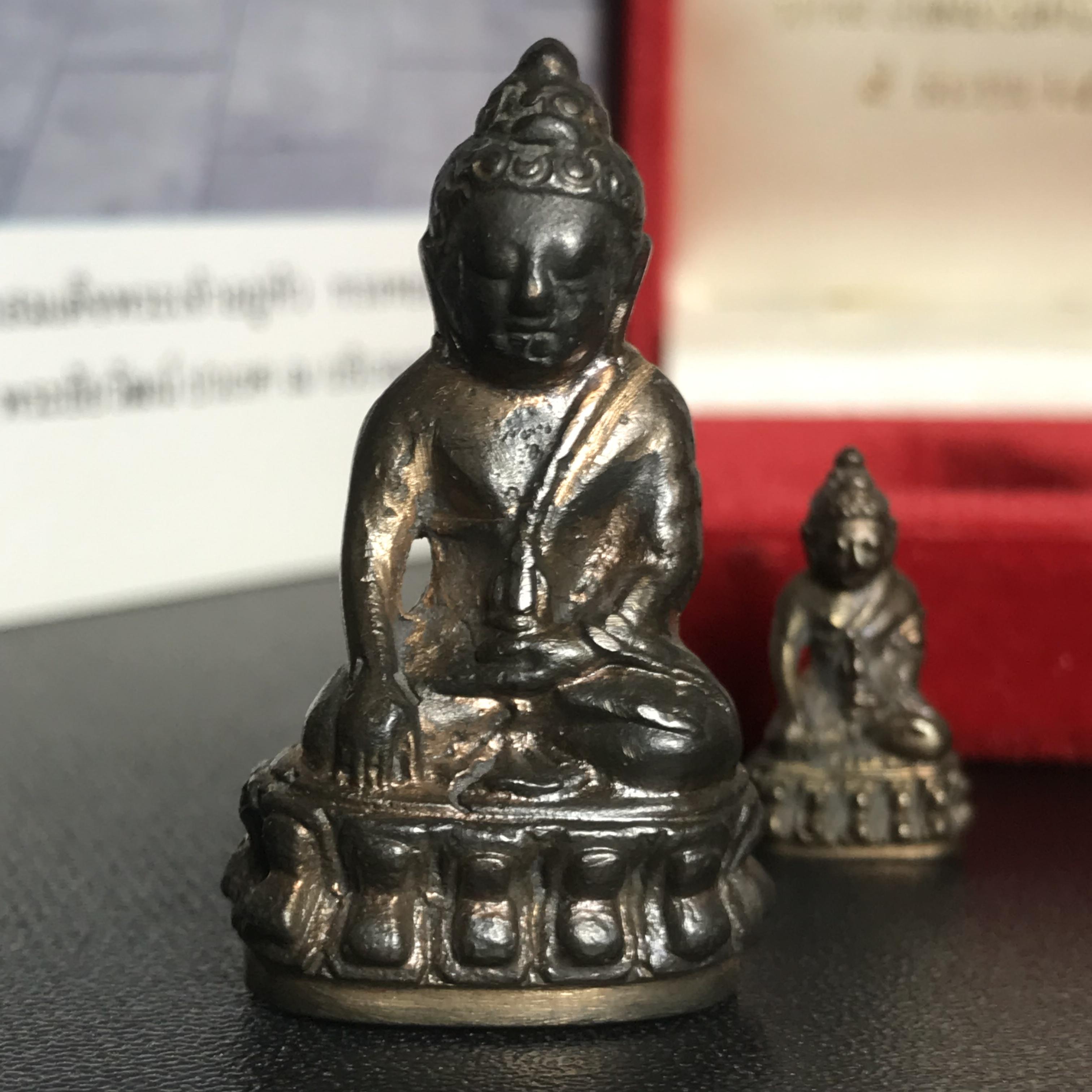 พระกริ่ง-พระชัยวัฒน์ ปวเรศ ปี2530 วัดบวรนิเวศราชวรวิหาร(ในหลวง ร.9 เสด็จเททอง)(บรรจุเส้นเกศาในหลวงรัชกาลที่9)พร้อมสูจิบัตรเดิมตอนจัดสร้าง