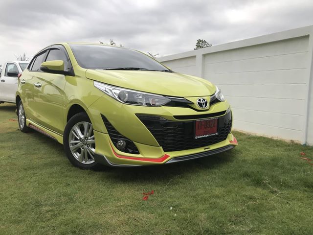 Toyota Yaris ATIV hatchback and sedan bodykits by Amotriz