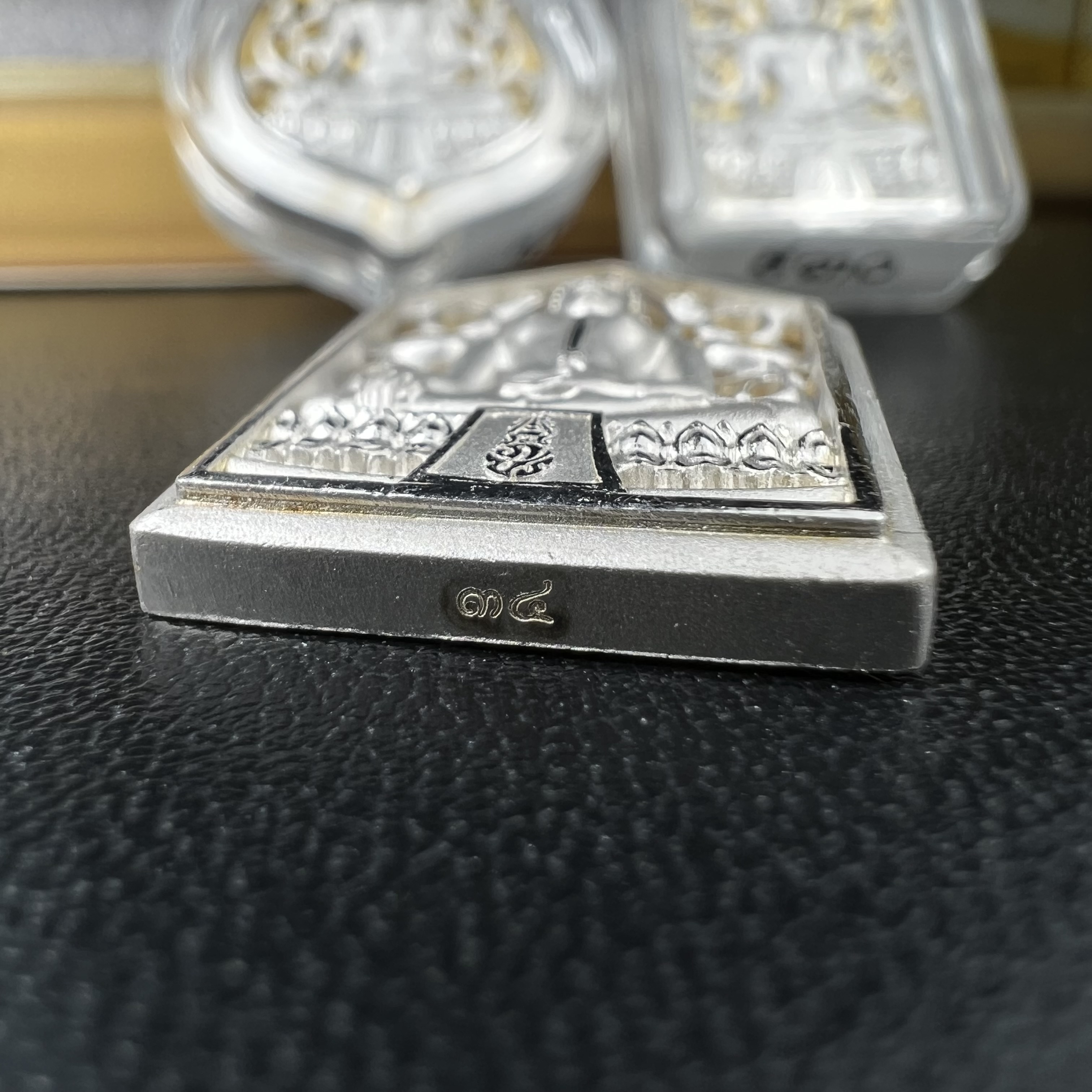 พระพุทธรูปคุ้มเกล้าฯ ภปร.(ใต้ร่มพระบารมี คุ้มเกล้า) 60ปี รพ.ภูมิพลฯ พ.ศ.2552 เหรียญเนื้อเงิน ชุบทองคำขาว(พิมพ์ รูปอาร์ม+รูปใบมะขาม+รูปห้าเหลี่ยม)(1ชุด 3 พิมพ์ ครบทุกแบบที่จัดสร้าง)1 ใน 5000 เหรียญ ครบชุดหายาก