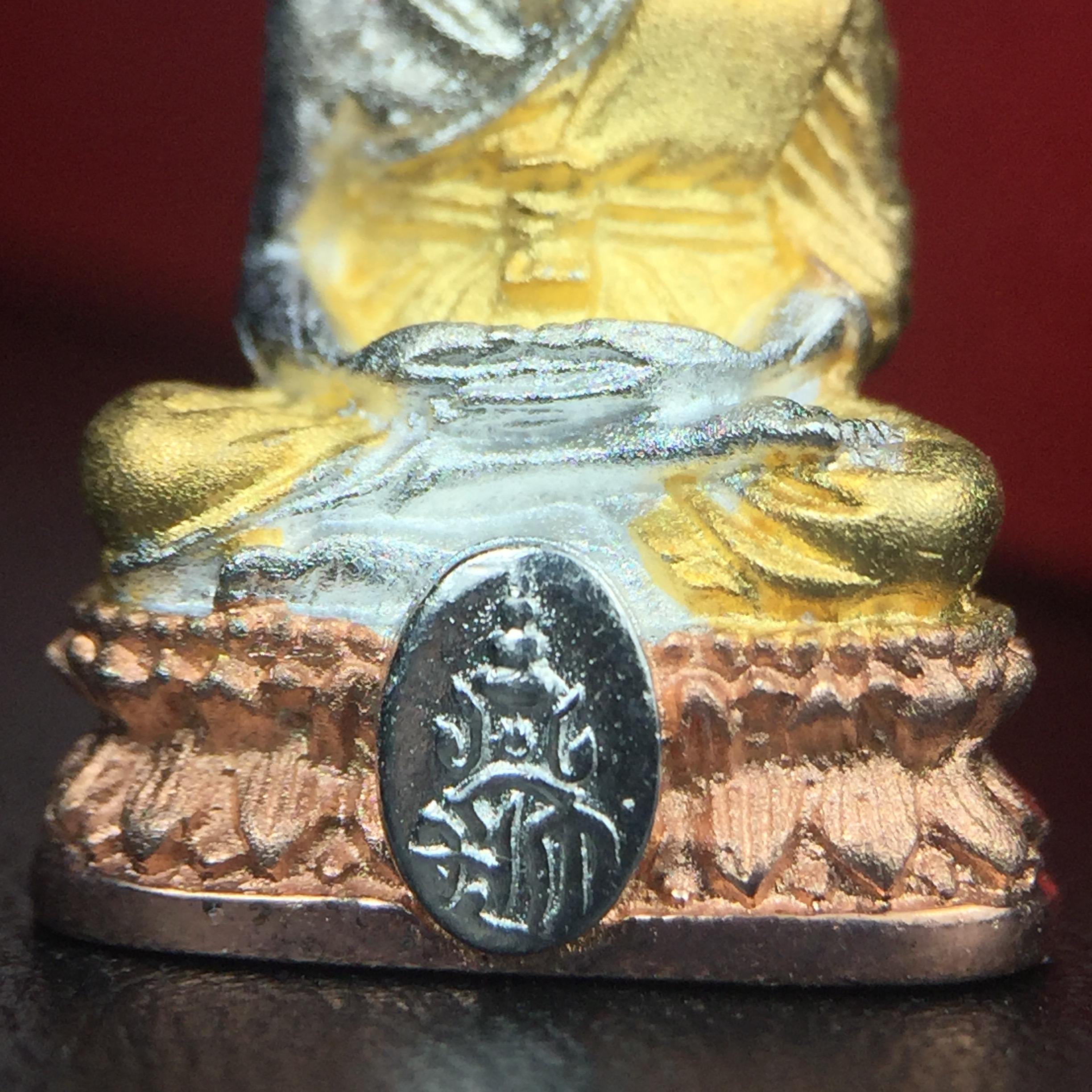 สมเด็จหลวงปู่ทวด วัดช้างให้ รุ่น เฉลิมพระเกียรติ ตราสัญลักษณ์ มวก. พิมพ์ลอยองค์เนื้อเงิน-สามกษัตริย์ ปี 2544 พิธีพุทธาภิเษกใหญ่ ณ อุโบสถวัดช้างให้และอุโบสถวัดพระศรีรัตนศาสดาราม ( วัดพระแก้ว )โดยนิมนต์เกจิชื่อดังสายใต้ทั้งหมดจำนวน 108 รูป