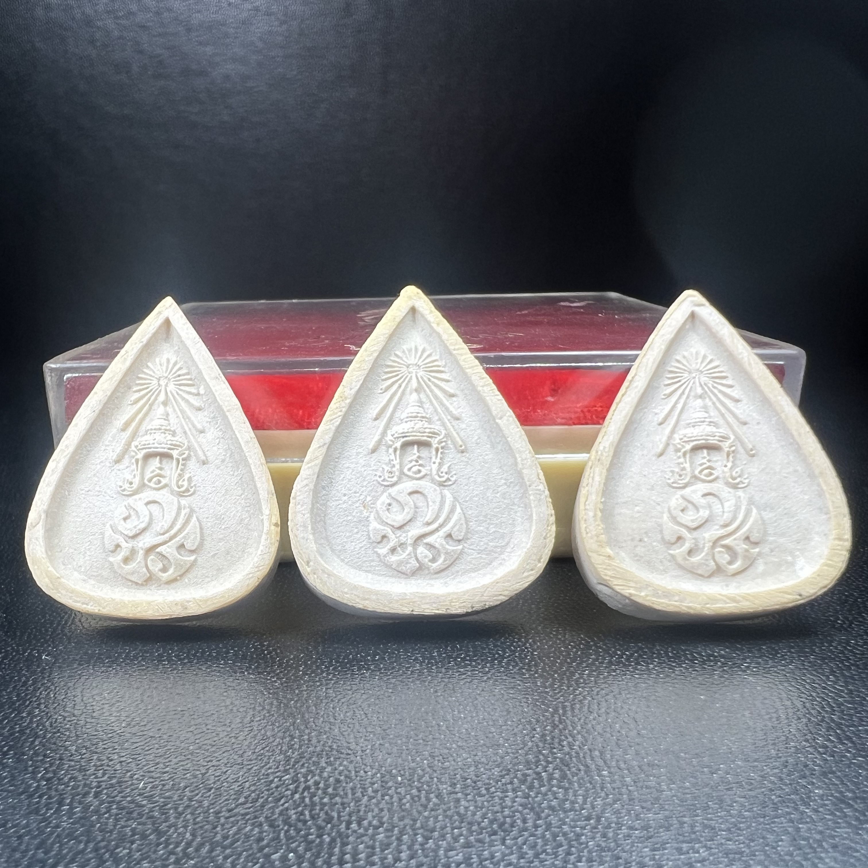 พระแก้วมรกต หลัง ภปร. เนื้อผง ปี2530 พระดี พิธีใหญ่ ประกอบพิธีพุทธาภิเษกพร้อมกับพิธีพระกริ่งปวเรศ ปี2530 วัดบวรนิเวศและวัดพระแก้ว(ครบชุดสามฤดูกล่องเดิมครบ)หายาก