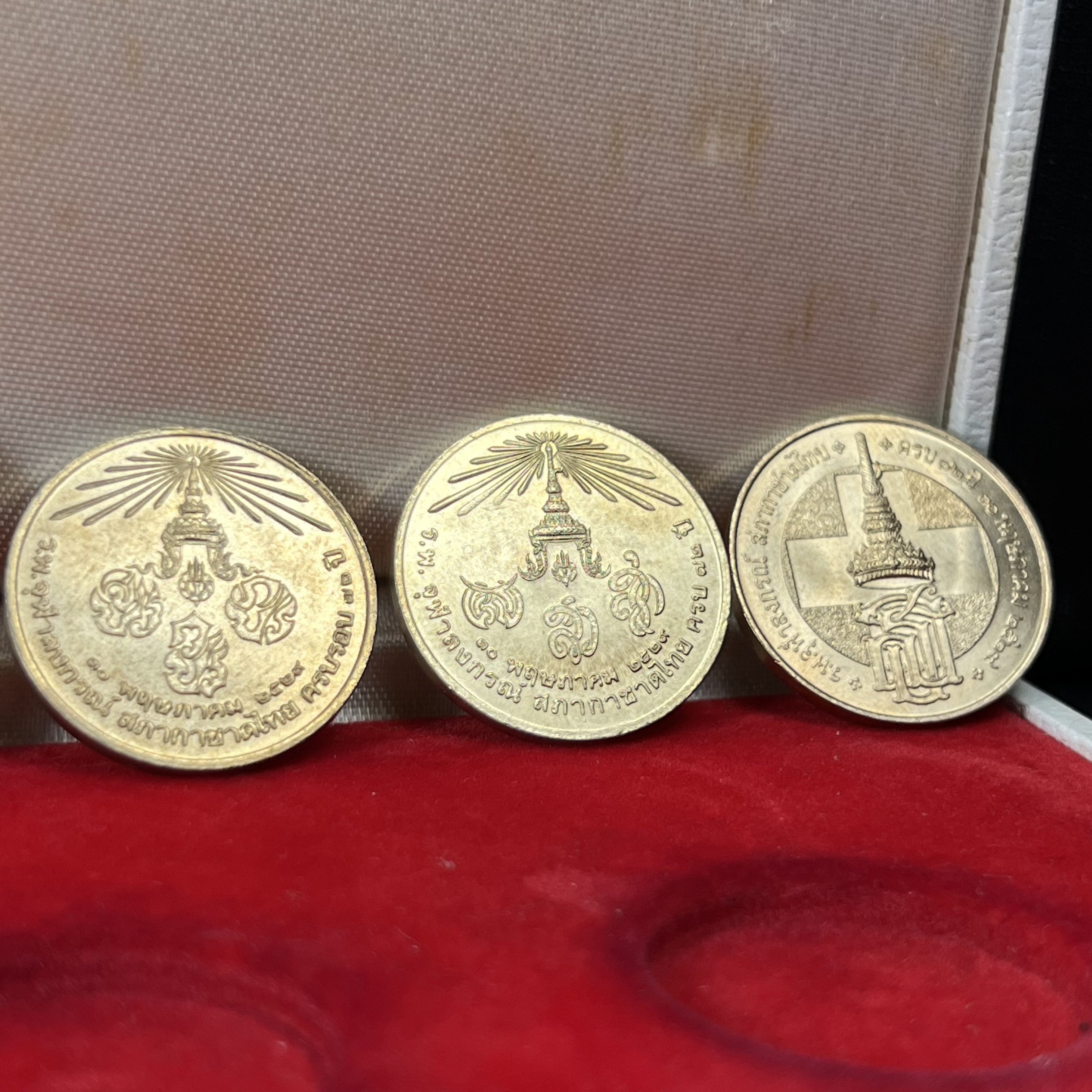 ชุดที่ระลึกครบ 72 ปี โรงพยาบาลจุฬาลงกรณ์ สภากาชาดไทย 30 พฤษภาคม พ.ศ.2529(ในหลวงรัชกาลที่9เสด็จในพิธี)พระดี พิธีใหญ่ ประกอบพิธีพุทธาภิเษกพร้อมกับพิธีพระกริ่งปวเรศ ปี2530 วัดบวรนิเวศและวัดพระแก้ว