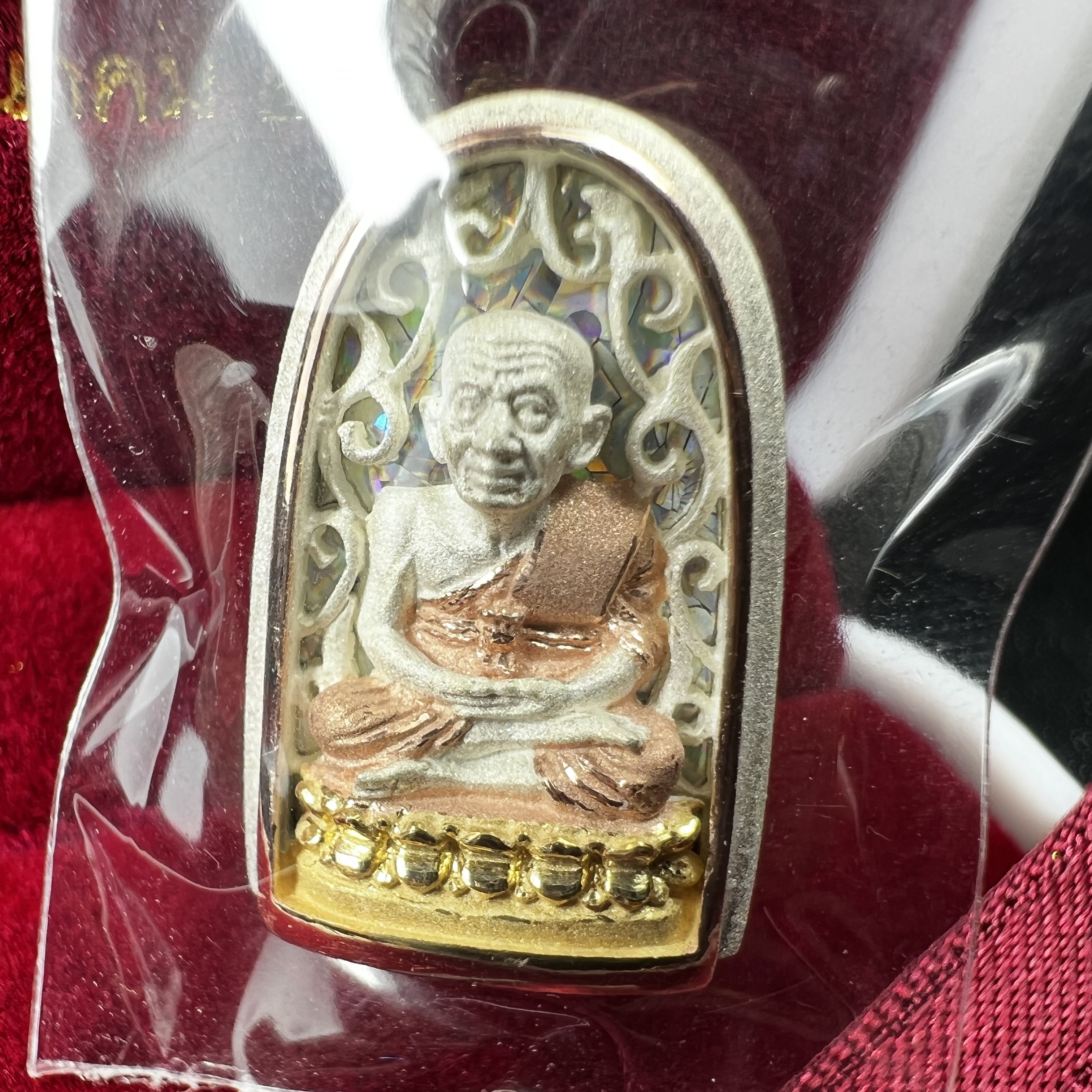 เหรียญหลวงพ่อทวด รุ่น มงคลบารมี วัดประสาทบุญญาวาส ปี 2545 เนื้อเงินสามกษัตริย์ พิมพ์ทรงพระรอด(ขนาด 2.2*1.5 ซม.)ฉลุลายฉากพื้นหลังสามมิติเปลือกหอยมุกสวยงาม ตอกโค๊ต ก(กรรมการ)พร้อมกล่องบรรจุเดิม