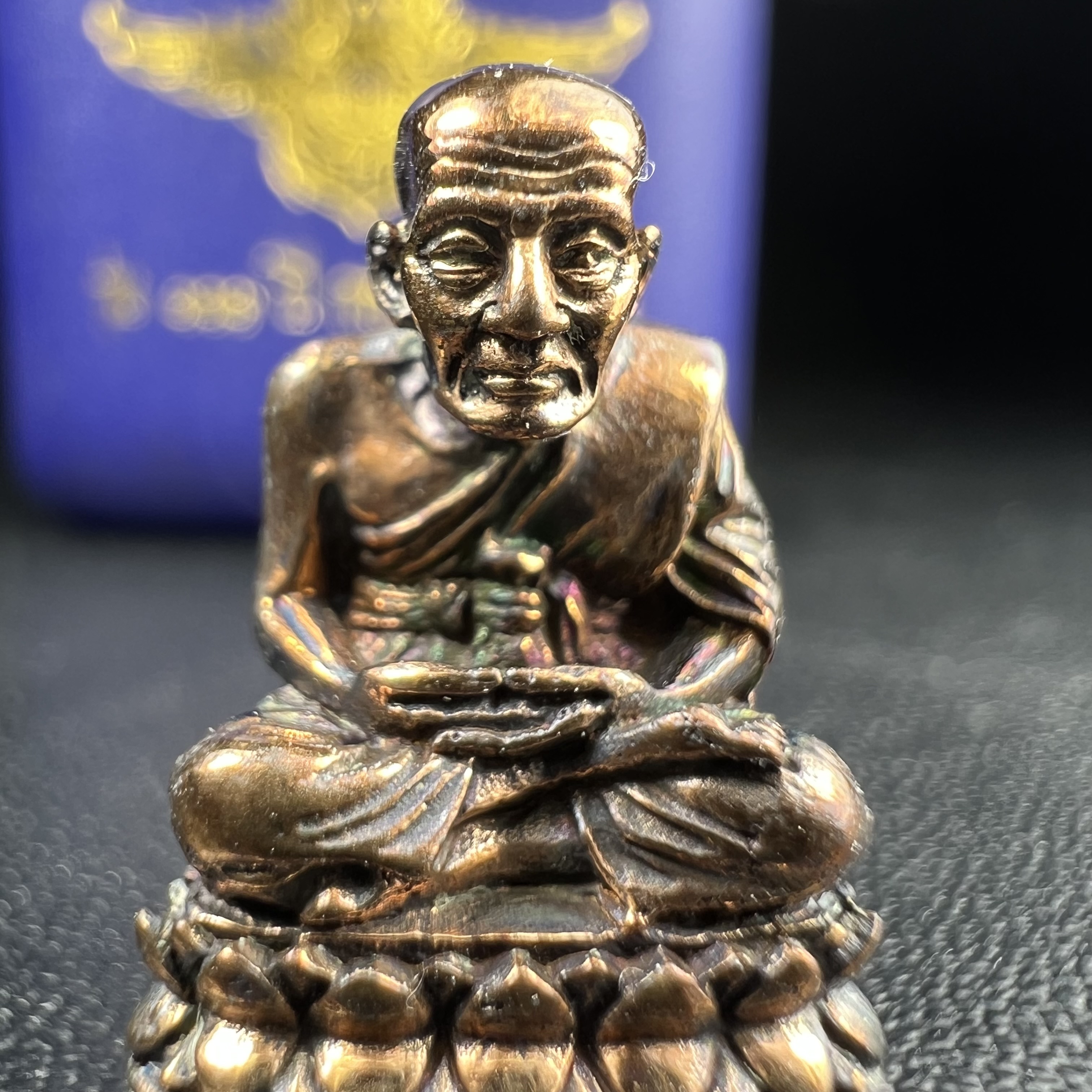 รูปเหมือนหล่อลอยองค์หลวงปู่ทวด รุ่น 111ปี กระทรวงกลาโหม เนื้อนวโลหะรมดำ-ปัดเงา ปี2540 พิธีใหญ่ เข้มขลัง นิยม พร้อมกล่องบรรจุเดิม(คัดสภาพสวยผิวเทพๆผิวรุ้งๆ)ทั้งพิธีทั้งพุทธศิลป์ทรงคุณค่าอีกหนึ่งรุ่นยอดนิยม