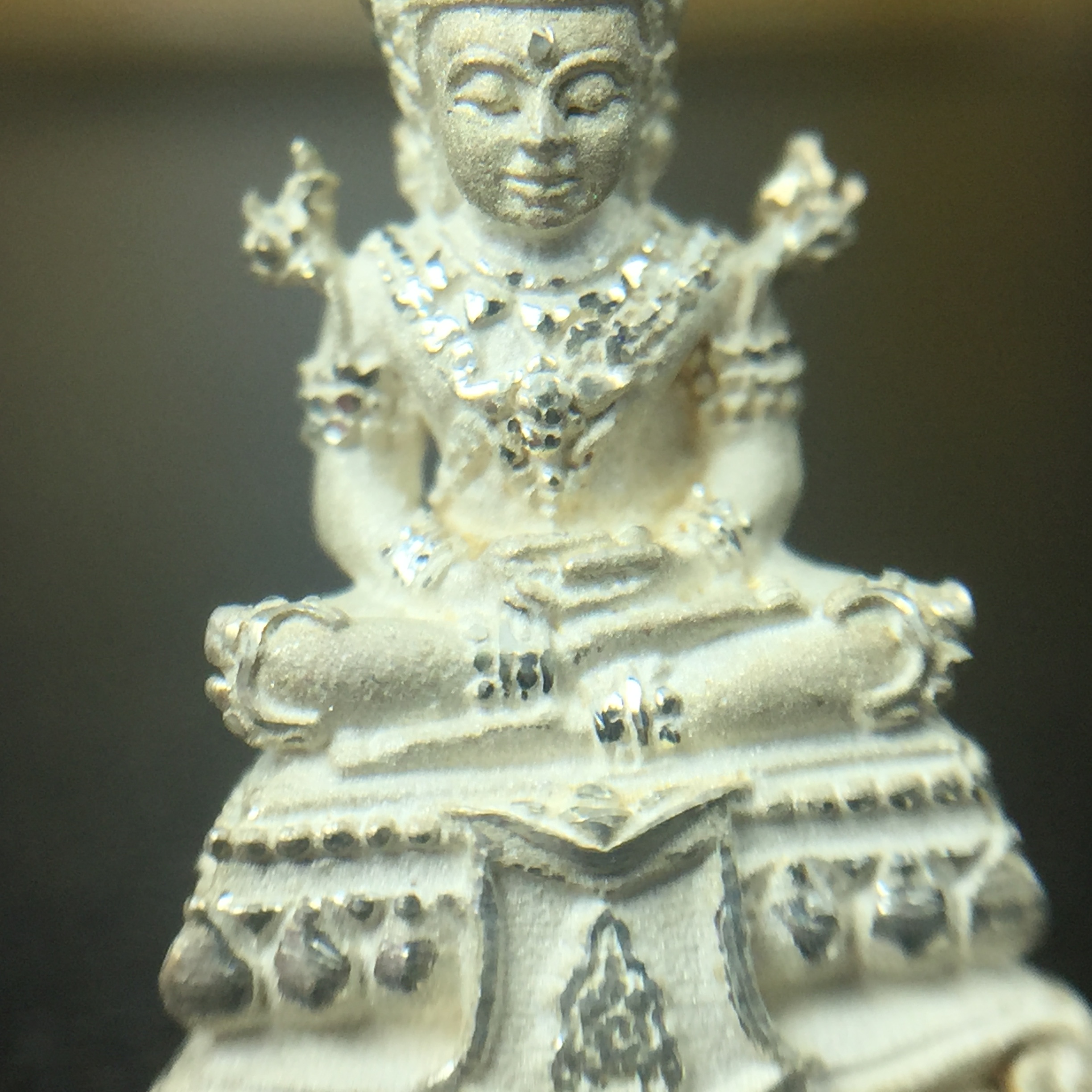 พระแก้วมรกต(จำลอง)ลอยองค์ ขนาดหน้าตัก 1/4 นิ้ว ทรงเครื่องฤดูร้อน เนื้อเงิน ตราสัญลักษณ์ฉลองสิริราชสมบัติครบ 60 ปี พ.ศ.2549