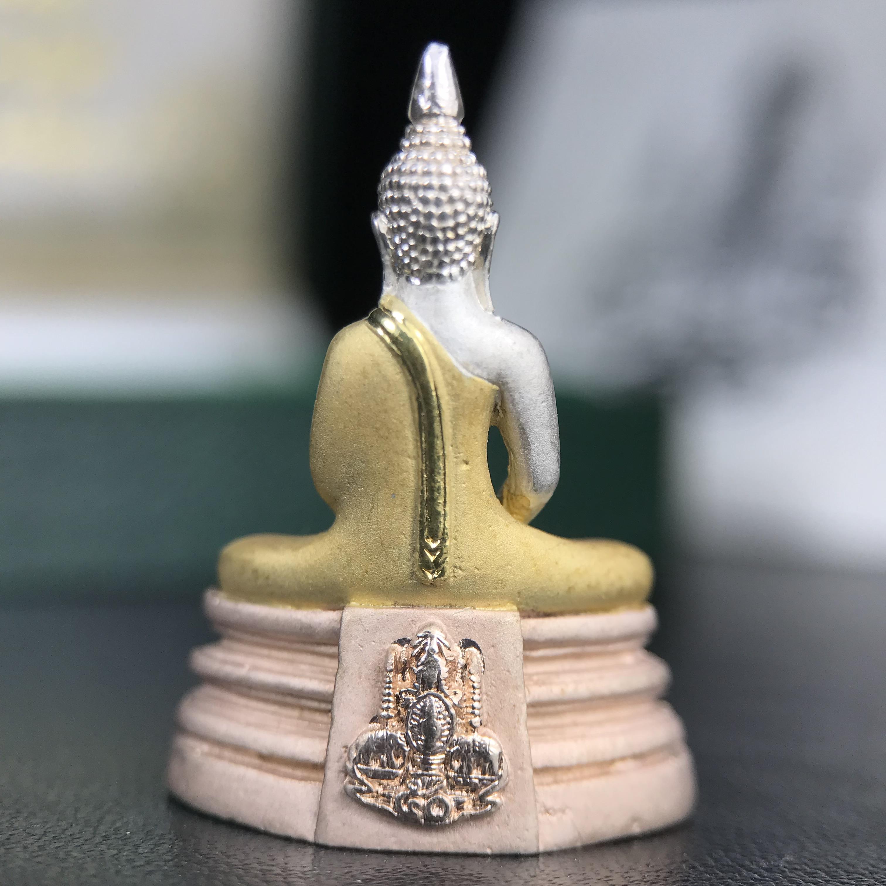 พระพุทธโสธร ภปร. รุ่นย้อนยุค สร้างพระอุโบสถ สมาคมชาวฉะเชิงเทรา จัดสร้าง ปี 2539 วโรกาสครองสิริราชสมบัติครบ 50 ปี เนื้อเงินชุบสามกษัตริย์ทรายนวลขัดเงาบางส่วน(สภาพผิวเดิม เก่าเก็บอย่าดี สวยมาก แบบนี้หายาก) พร้อมกล่องบรรจุและใบรับรองเดิมครบสมบูรณ์