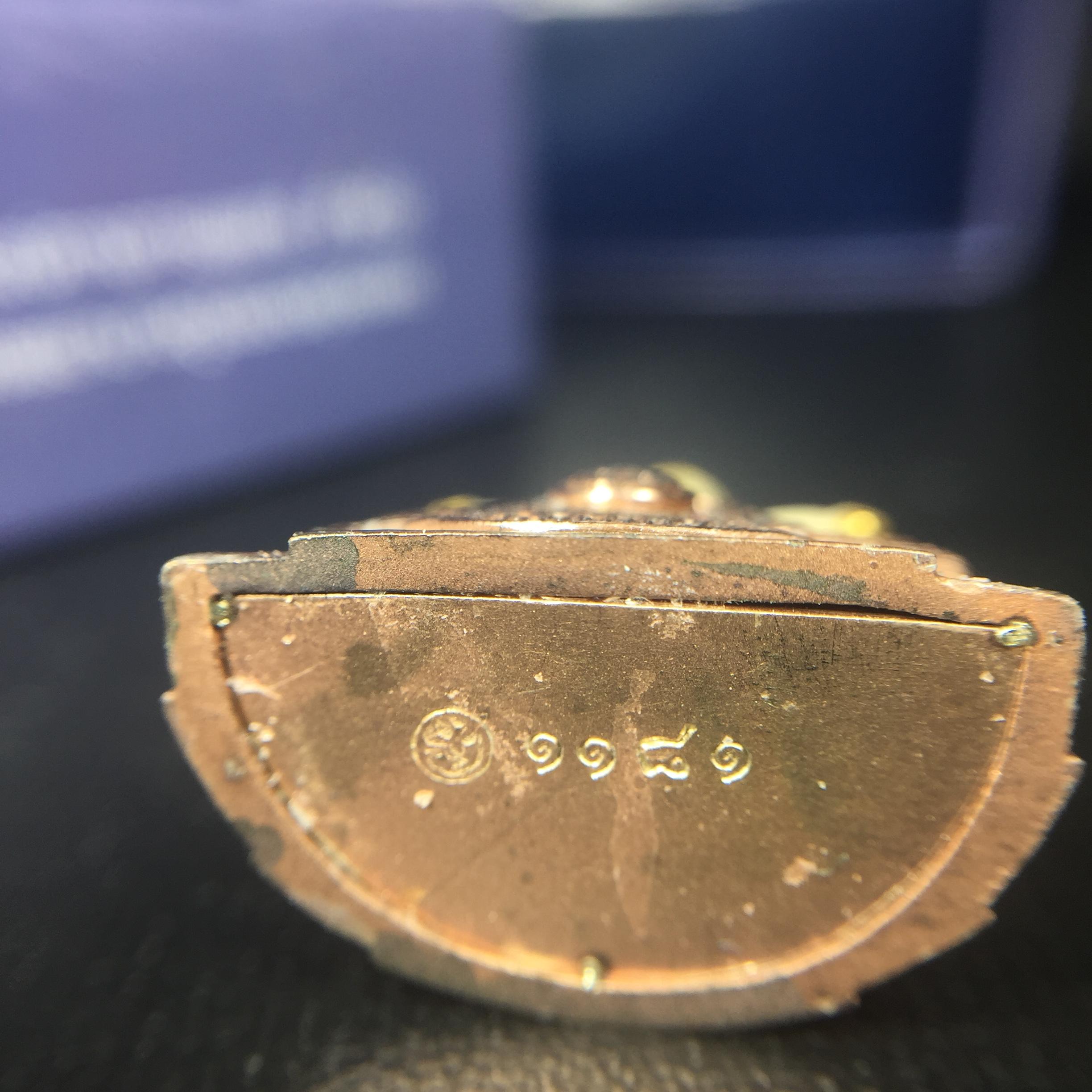 พระแก้วมรกต ภปร. ปี2547 จัดสร้างโดย รพ.ภูมิพลฯ เนื้อเงิน (3 กษัตริย์)ลอยองค์ หน้าตัก 1/2 นิ้ว(1ใน3000องค์)