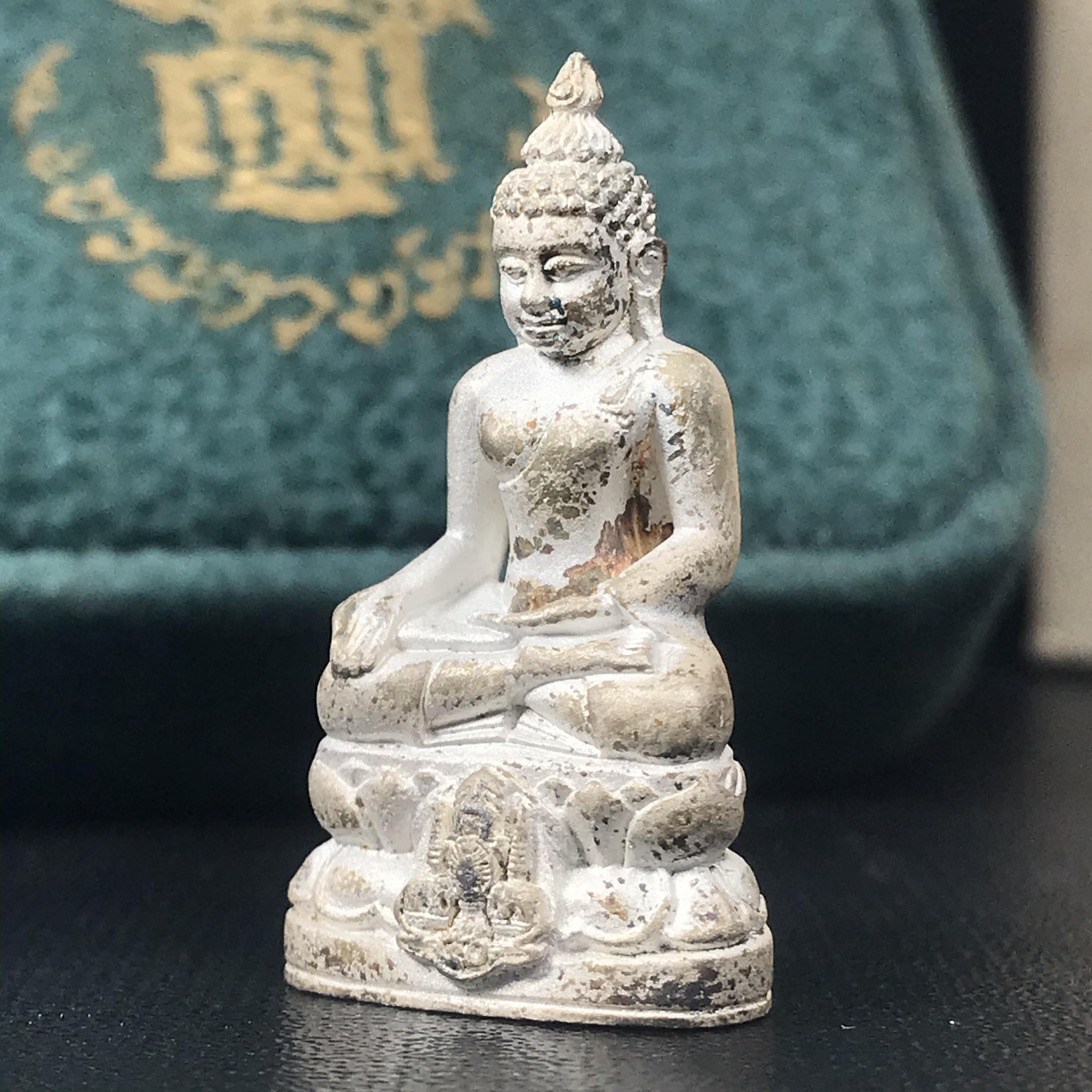 พระกริ่งไพรีพินาศ ครองสิริราชสมบัติครบ 50 ปี พ.ศ.2540 เนื้อเงิน ผิวเดิมสวย ครบ สมบูรณ์ ชุดพระราชทาน(หายาก)