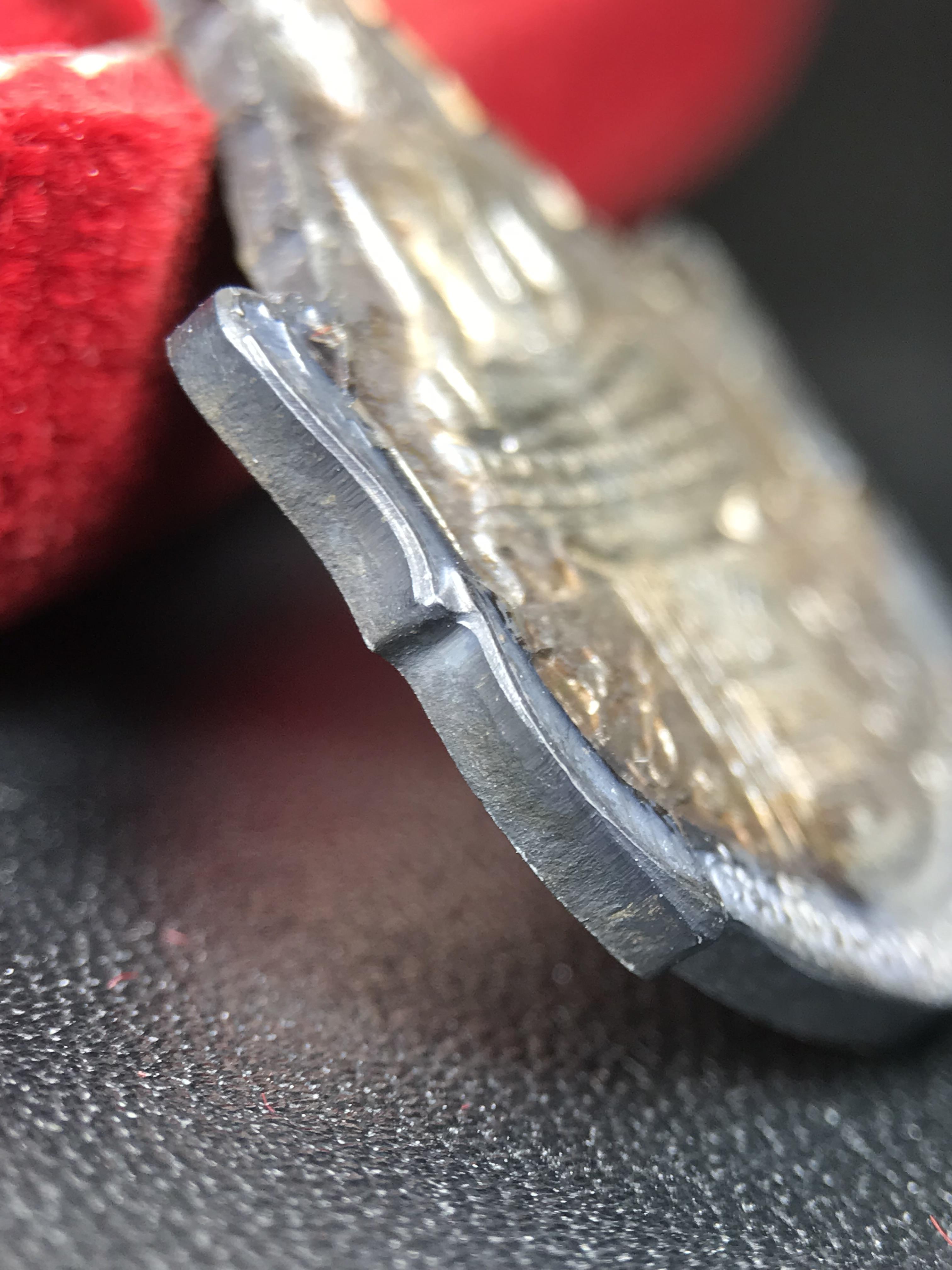 เหรียญพระพุทธญาณนเรศวร์ รุ่นแรก หลังพระปรมาภิไธย ภปร.และ สก.วัดญาณสังวราราม จ.ชลบุรี ปี 2527 เนื้อเงิน(ผิวเดิม ขึ้นรุ้งผิวน้ำทองกระจายทั่วเหรียญสวยมาก)ขนาด 2.3 x 3.8 ซม. พร้อมกล่องเดิม สมเด็จพระญาณสังวร ประธานในพิธีมหาพุทธาภิเษก(เนื้อเงินพบเจอน้อย หายาก)