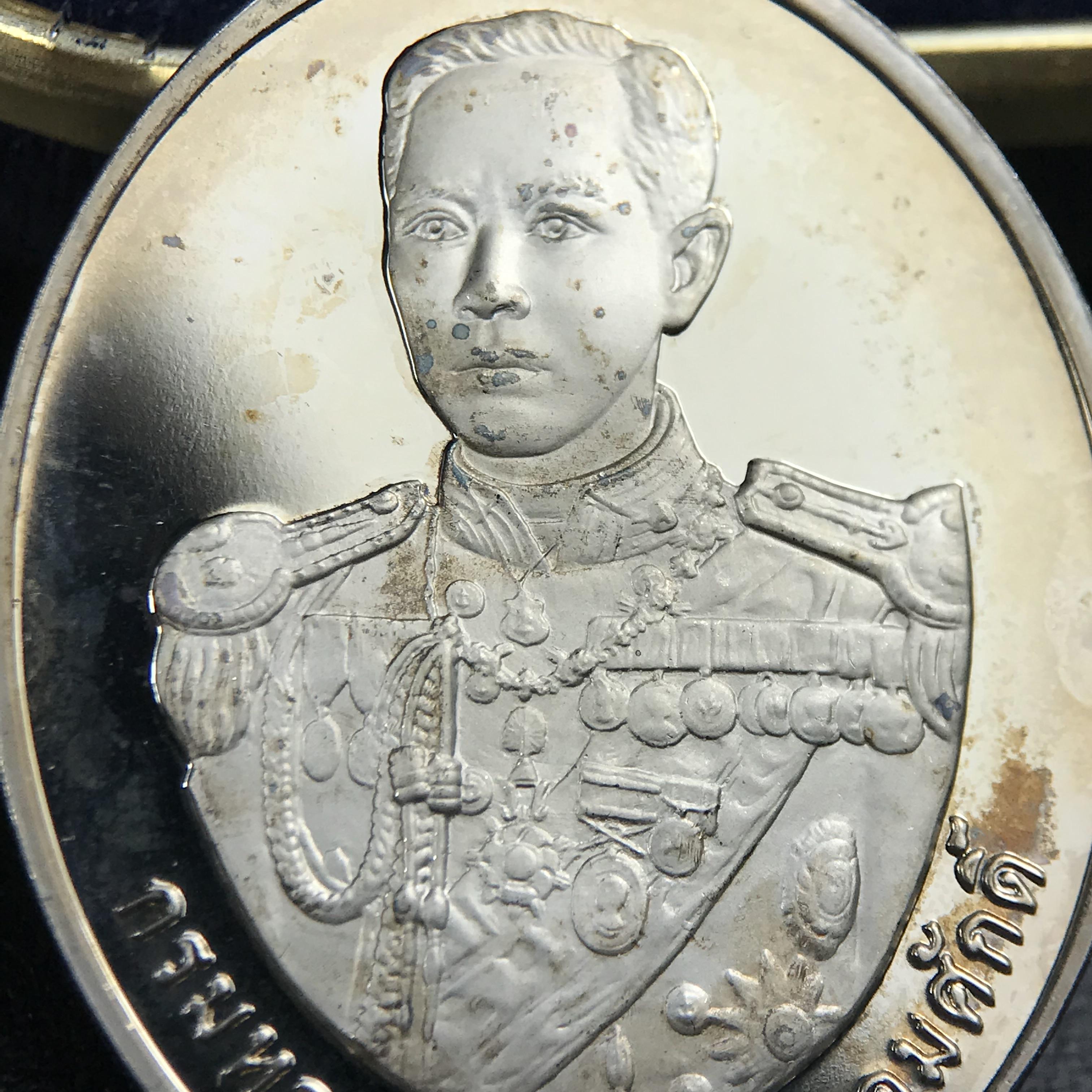 เหรียญหลวงพ่อเงิน – กรมหลวงชุมพรฯ วัดบางคลาน เหรียญไข่สองหน้า เนื้อเงิน 99.99% ขัดเงา ขนาดสูง 3.1 ซม. ประกอบพิธีมหาพุทธาภิเษก ณ อุโบสวัดหิรัญญาราม(วังตะโก) บางคลาน จ.พิจิตร เมื่อวันอังคารที่ 3 มี.ค.2541( เหรียญออกโดยโรงงานกษาปณ์ เพิร์ธ ประเทศออสเตรเลีย )