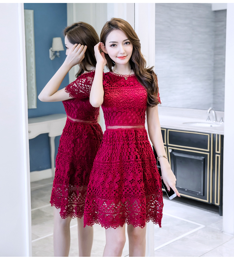 ชุดเดรสสั้นผ้าลูกไม้สีแดง คอกลม แขนสั้น กระโปรงทรงเอ สวยดูดี