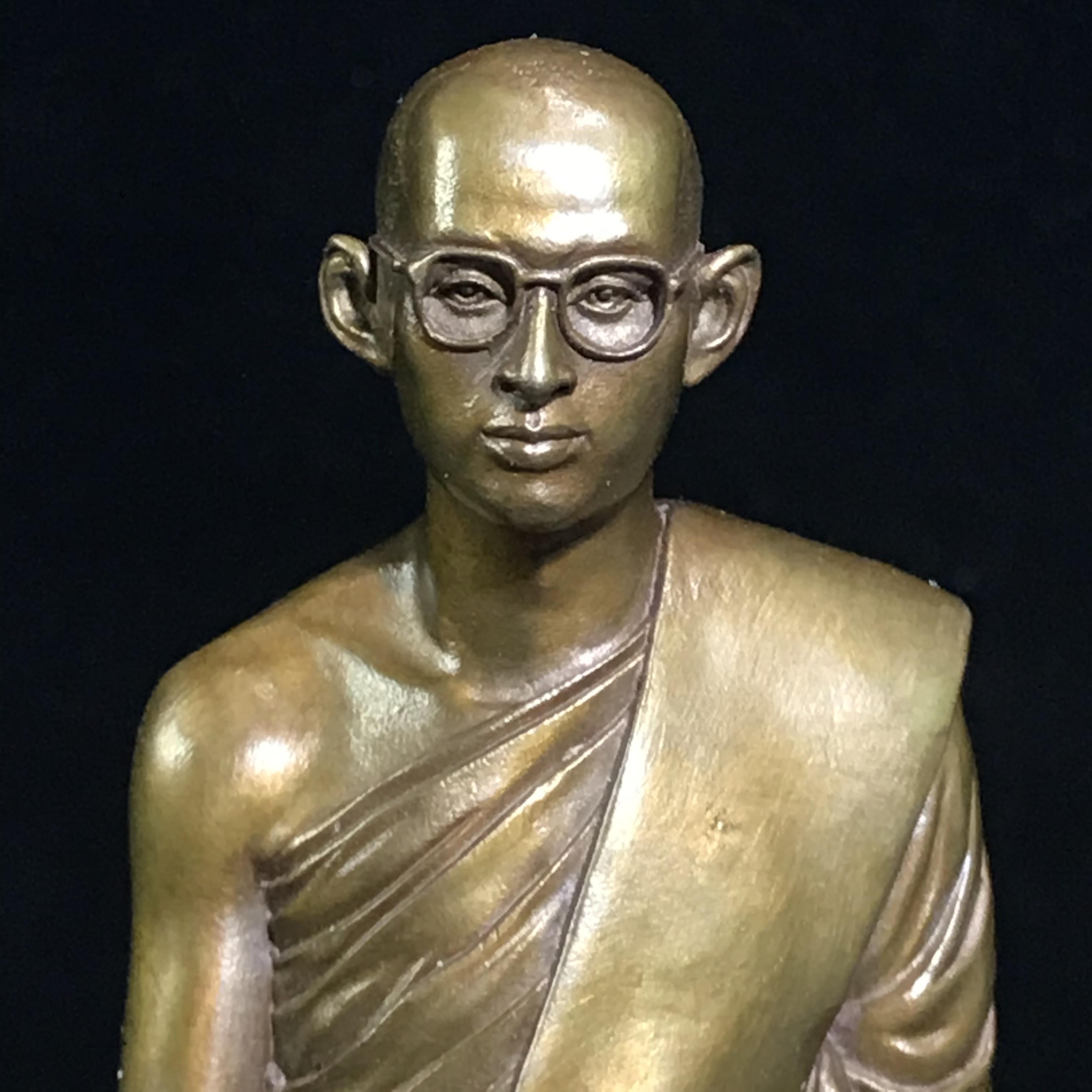 พระบรมรูปพระบาทสมเด็จพระเจ้าอยู่หัวรัชกาลที่9 ทรงผนวช(หน้าตัก2นิ้ว) เนื่องในโอกาสมหามงคลเฉลิมพระชนมพรรษา 7 รอบ 84 พรรษา 5 ธันวาคม 2554 (ใต้ฐานบรรจุผงจิตรลดามหามงคล และเส้นพระเจ้า ร.9)(คัดสภาพสวย แบบนิยม พร้อมครอบเดิม)(หายาก)