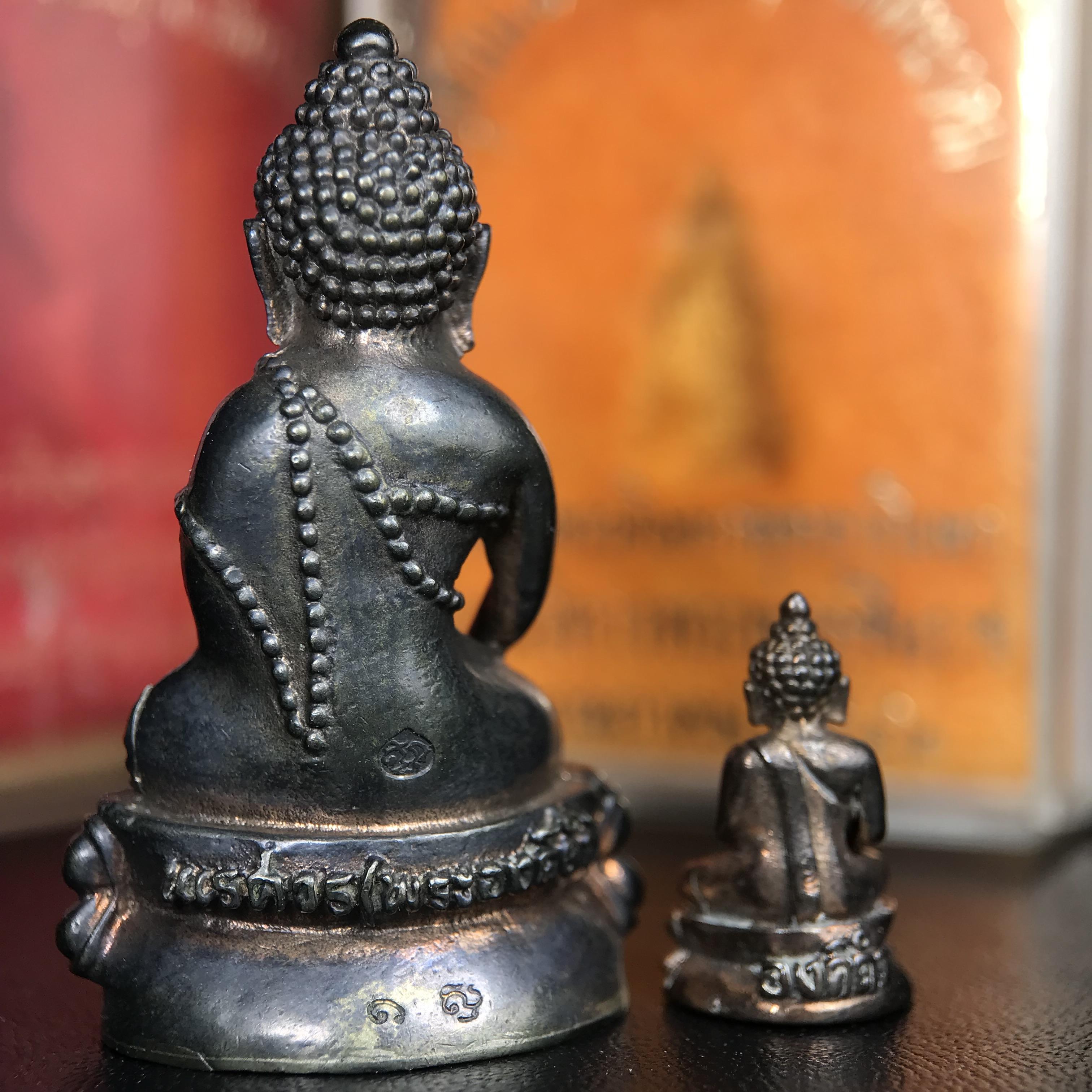 พระกริ่งนเรศวรพระองค์ดำ + พระชัยวัฒน์พระองค์ดำ อนุสรณ์ 100 ปี พิษณุโลกพิทยาคม (โรงเรียนชาย) พิธีจักรพรรดิมหาพุทธาภิเษก ปี 2542 เนื้อนวโลหะ(เต็มสูตรแก่ทองคำ) พิธีใหญ่มวลสารดีเกจิอาจารย์ยอดนิยมร่วมปลุกเสก*** ตอกโค้ดและหมายเลข*** 1 ใน 4999 องค์ ยอดนิยมหายาก