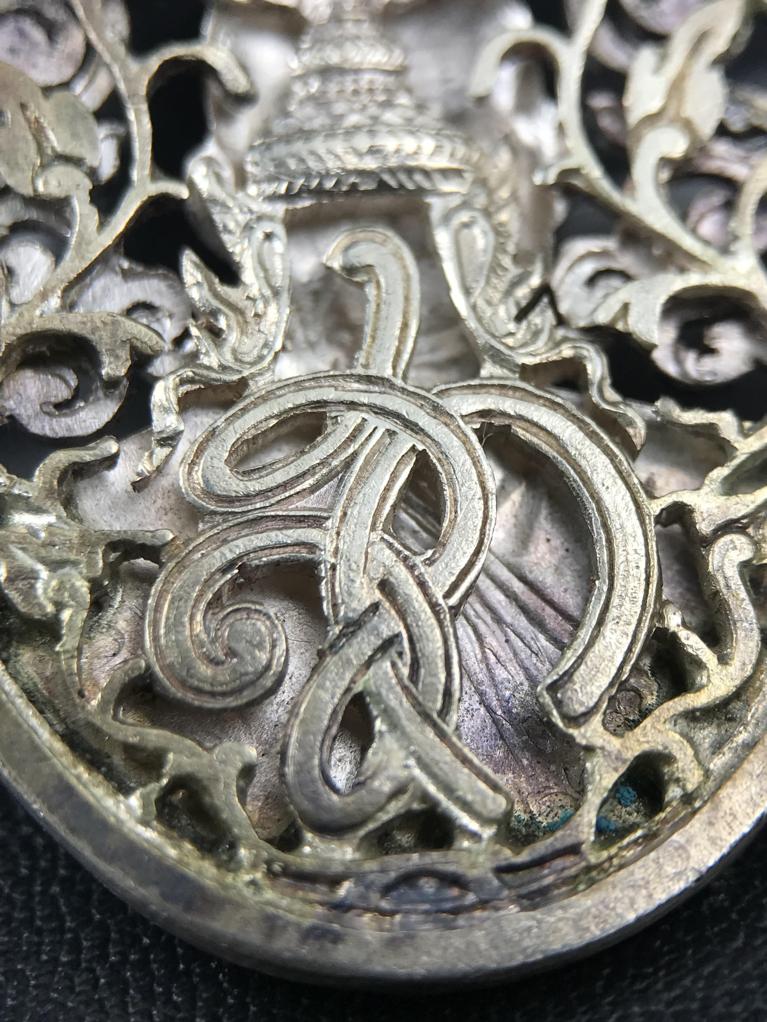 เหรียญหลวงพ่อคูณ ปริสุทโธ วัดบ้านไร่ รุ่น สก. ปี 2536 พิมพ์ลายฉลุ เนื้อเงิน(สวย งดงาม หายาก) งานมหามงคลเฉลิมพระชนมพรรษา 5 รอบ สมเด็จพระบรมราชินีนาถ จัดสร้างโดย กองพลทหารราบที่๒ ทหารเสือราชินี รักษาพระองค์ (พิธีใหญ่ ประวัติชัดเจน อีกหนึ่งรุ่นยอดนิยม)