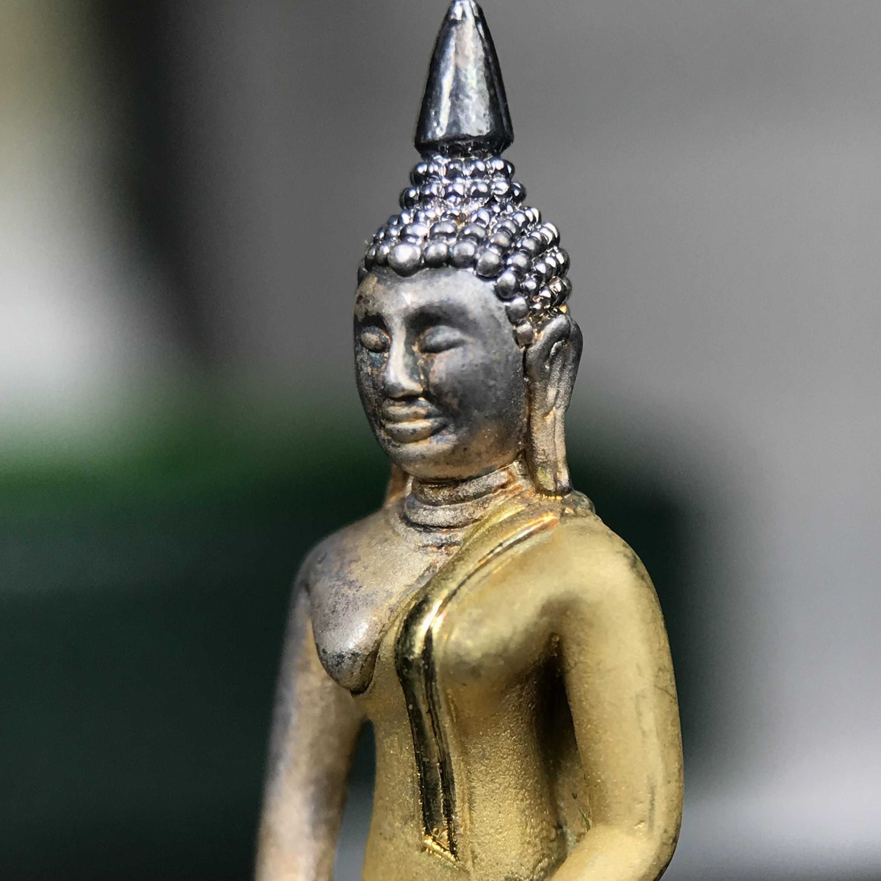 พระพุทธโสธร ภปร. รุ่นย้อนยุค สร้างพระอุโบสถ สมาคมชาวฉะเชิงเทรา จัดสร้าง ปี 2539 วโรกาสครองสิริราชสมบัติครบ 50 ปี เนื้อเงินชุบสามกษัตริย์ทรายนวลขัดเงาบางส่วน(สภาพผิวเดิม เก่าเก็บอย่าดี สวยมาก แบบนี้หายาก) พร้อมกล่องบรรจุและใบรับรองเดิมครบสมบูรณ์