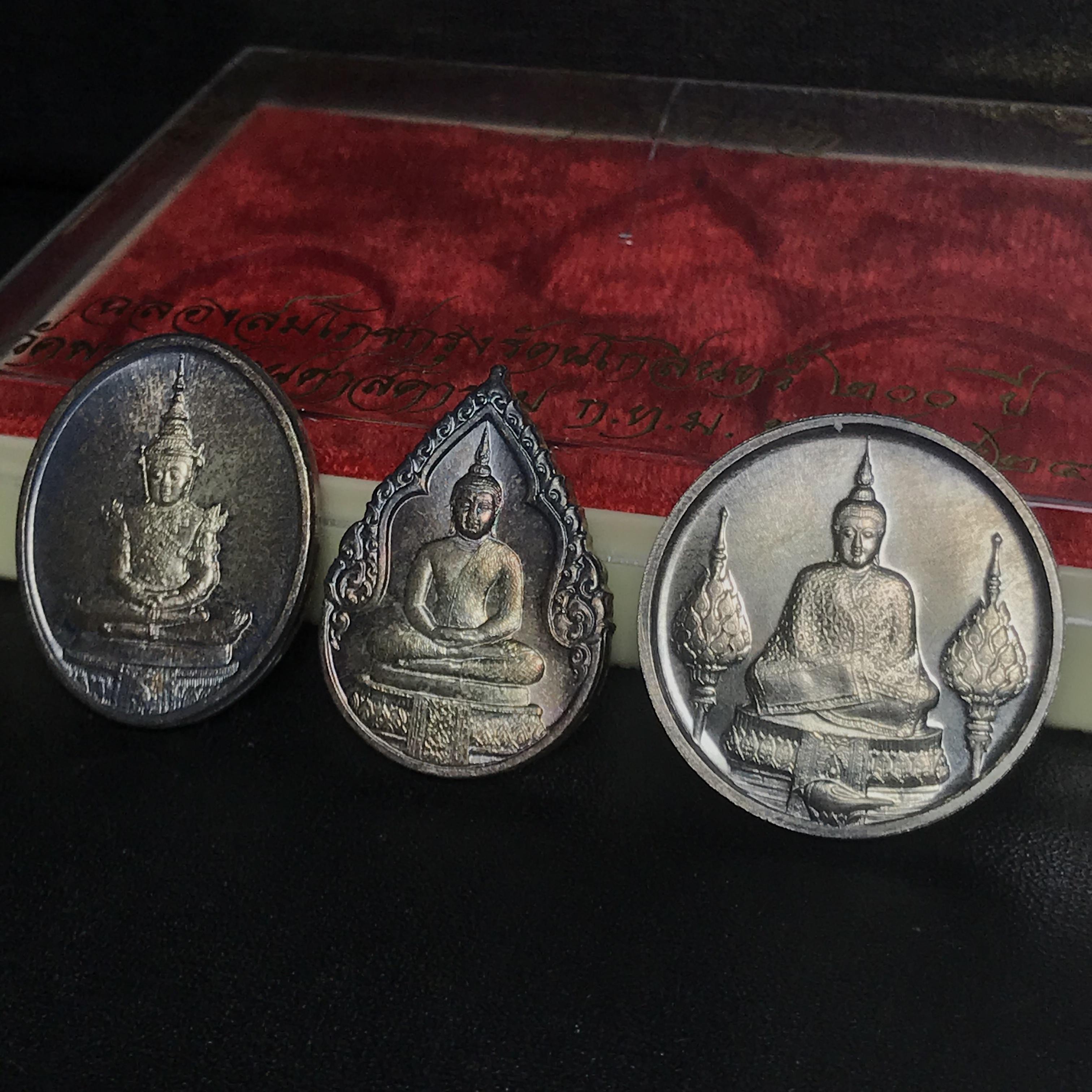 เหรียญพระแก้วมรกตหลัง ภปร ฉลองกรุงรัตนโกสินทร์ครบ 200 ปี พ.ศ.2525 เนื้อเงินกล่องบรรจุเดิมครบ3พิมพ์(บล็อกแรกไม่มีพระราชศรัธา)(ในหลวงรัชกาลที่9 เสด็จในพิธี)