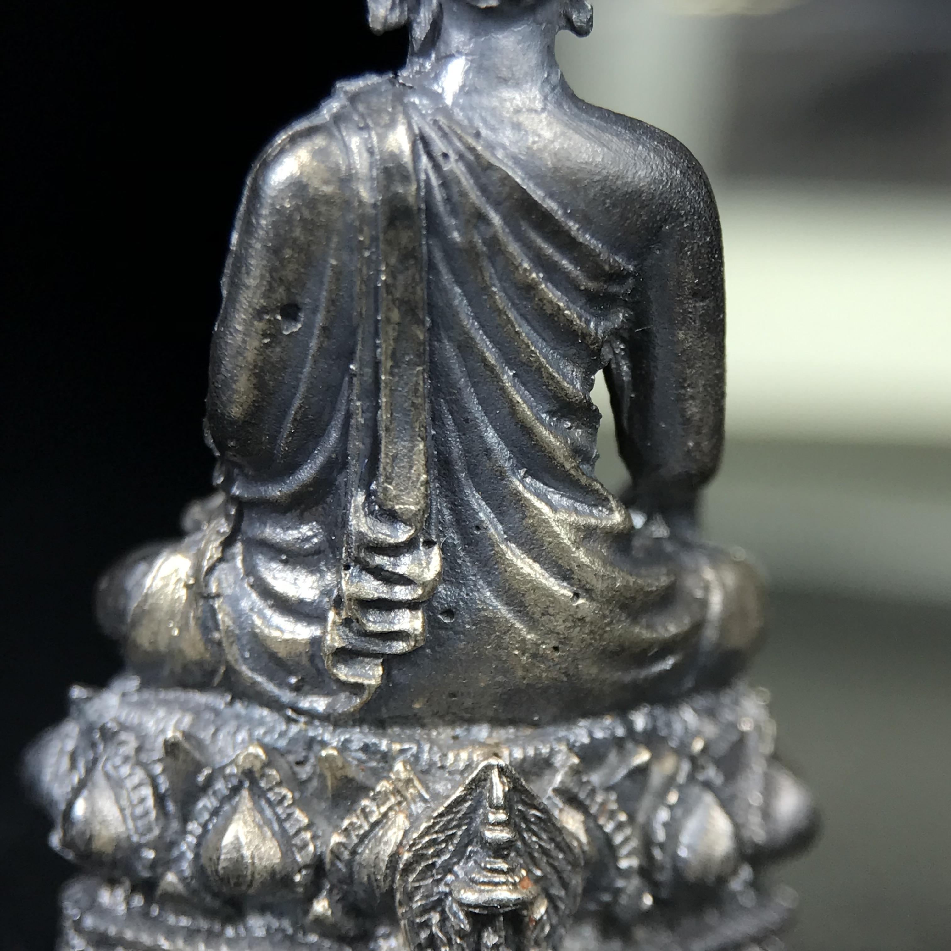 พระกริ่งพรหมรังสี อนุสรณ์ 190 ปี สมเด็จพระพุฒาจารย์ โต วัดอินทรวิหาร ปี2521 เนื้อเงิน(ผิวเดิมเข้มขลัง)พิธีมหาพุทธาภิเษกครั้งยิ่งใหญ่ พิธีสรรพสิทธิชัยไพรีพินาศมหามังคลาภิเษก หมายถึงฤกษ์การปลุกเสกที่เน้นด้านโชคลาภ มีชัยชนะต่อศัตรูการค้า การงาน(รุ่นนี้แนะนำ)