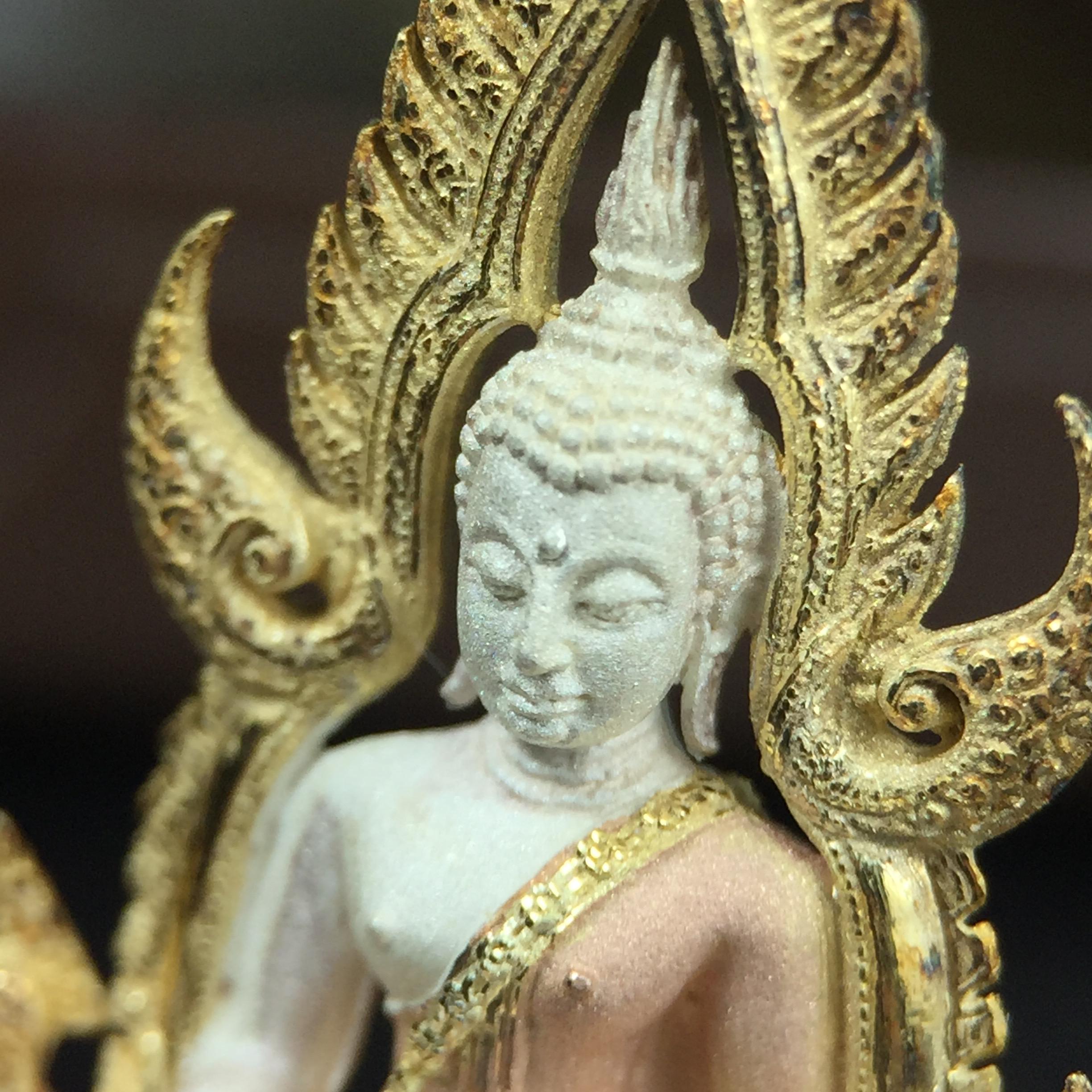 พระพุทธชินราช ภปร. โครงการ "เพราะแผ่นดินนี้ คือ แผ่นดินเกิด" ปี2548(รุ่นแรก) ลอยองค์ หน้าตัก 1/2 นิ้ว เนื้อเงินสามกษัตริย์(ผิวเดิมติดรุ้งๆสวยดีมีเสน่ห์) พุทธศิลป์งดงามทรงคุณค่า รุ่นยอดนิยม