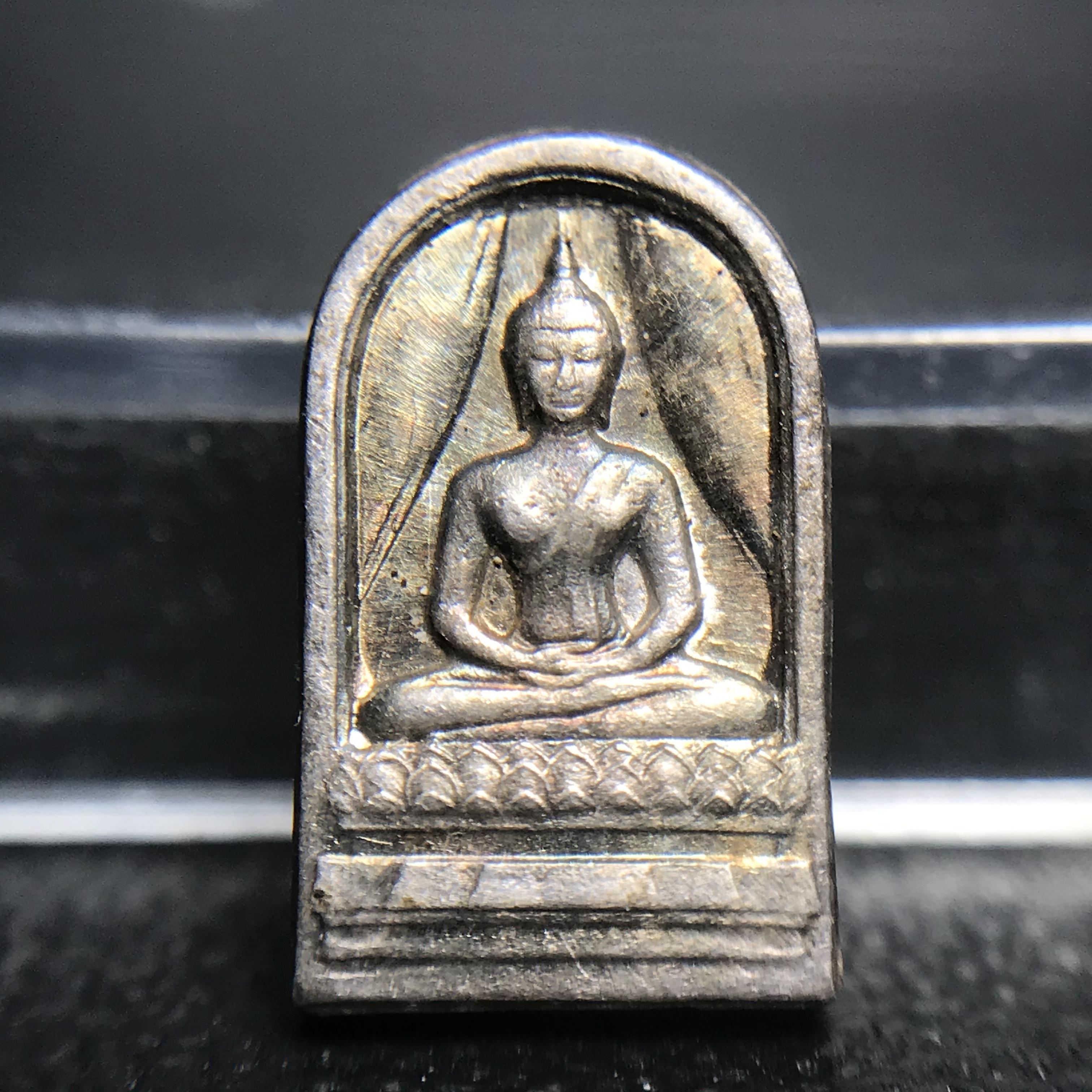 พระปรกใบมะขาม พระพุทธสิหิงค์ ภปร. ธรรมศาสตร์ 50ปี เนื้อเงิน(ในหลวงรัชกาลที่9 เสด็จเททอง)(พระปรกใบมะขาม ภปร. รุ่นแรก)(คัดสภาพสวยคมชัด ผิวเดิม)หายาก