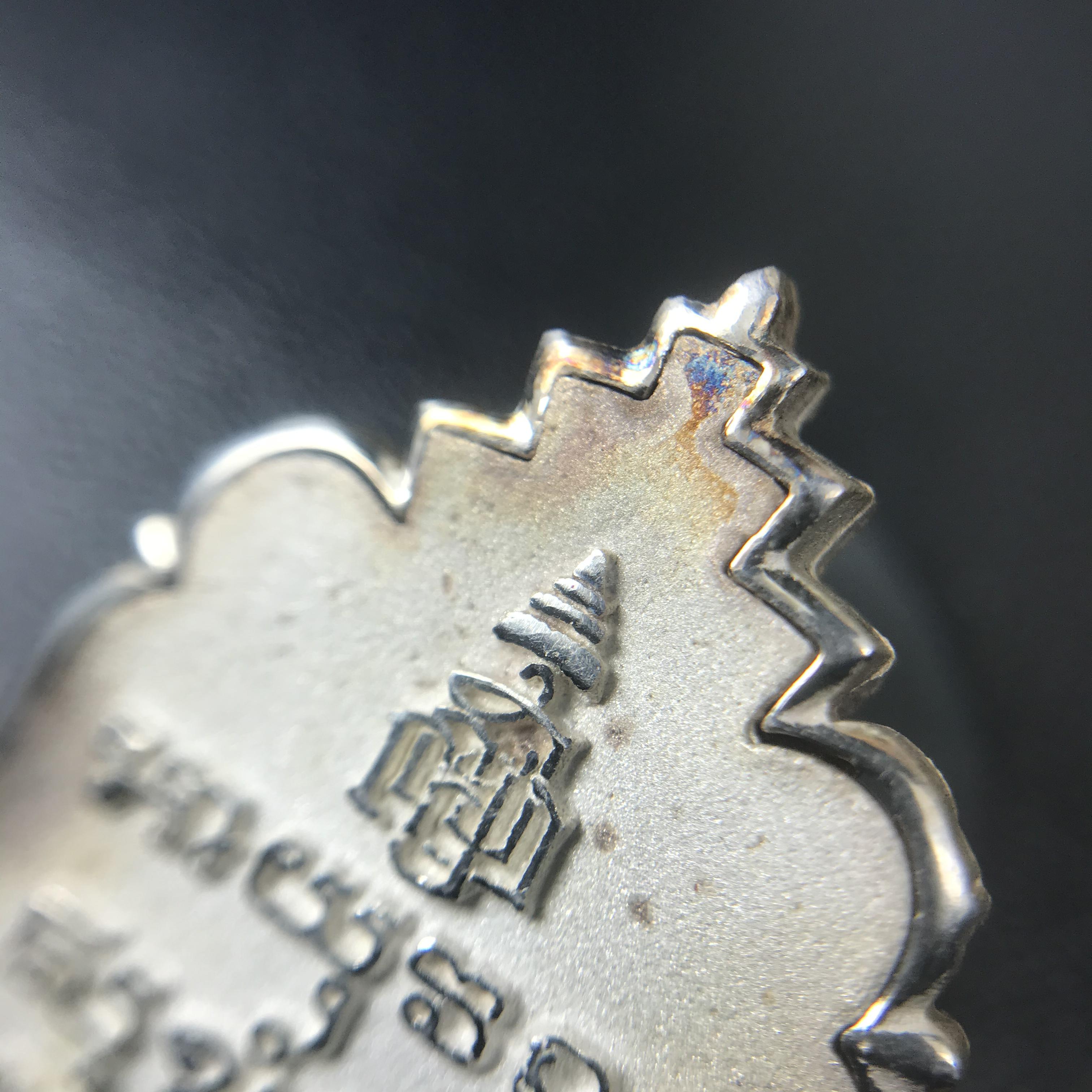 พระพุทธโสธร รุ่นมหามงคล ปี 2547 เหรียญหล่อพระพุทธโสธรลายไทย พระนามย่อ ญ.ส.ส. (พิมพ์ใหญ่) สูง 2.9 ซม.เนื้อเงินพ่นทรายขัดเงา พร้อมกล่องบรรจุเดิมครบ(1ใน 2,499องค์)