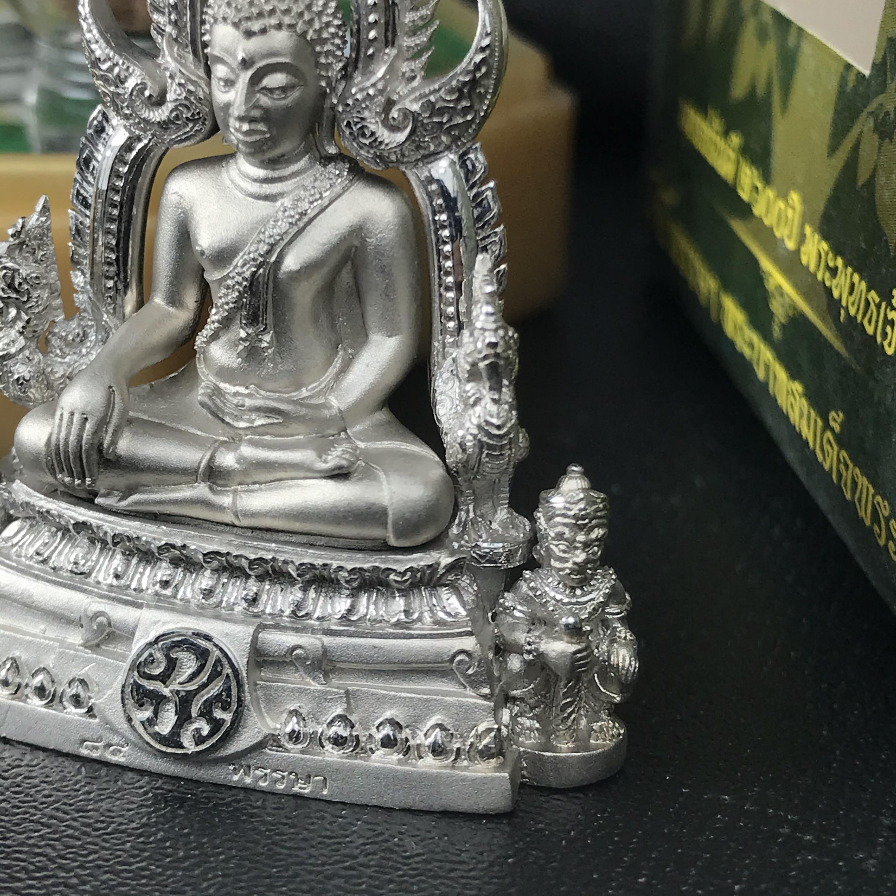 พระพุทธชินราช(จำลอง) ภปร 84 พรรษา เนื้อเงินชุบทองคำขาว พิมพ์ใหญ่ขนาดหน้าตัก 3/4 นิ้ว(1ใน3000องค์) )(พระราชทานมวลสาร จิตรลดาและเส้นพระเจ้า(เส้นผม))