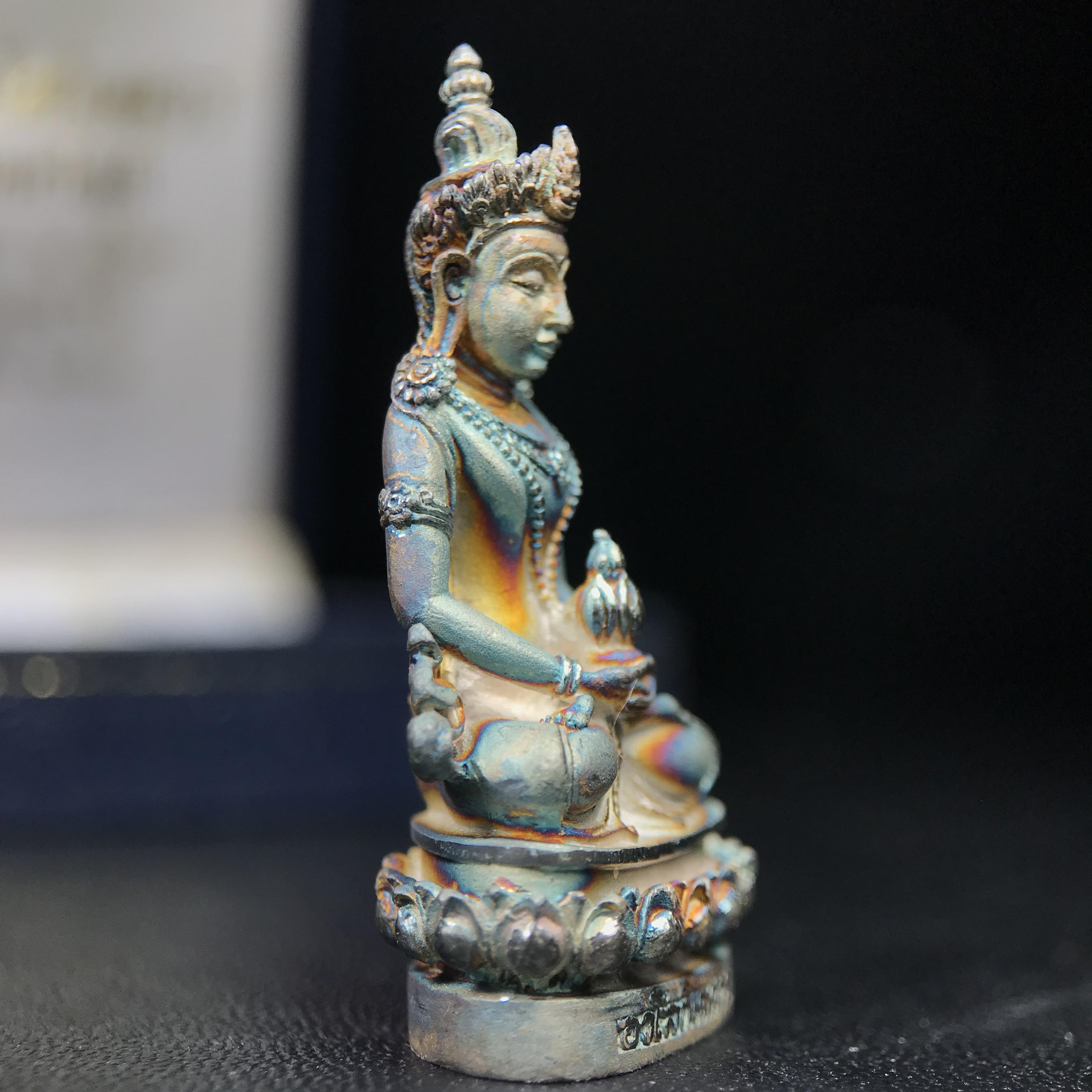 พระกริ่งอวโลกิเตศวร ( เจ้าแม่กวนอิม ) วัดโพธิ์แมนคุณาราม รุ่นอุดมโภคทรัพย์ ปี 2539 เนื้อเงินพ่นทราย(ผิวเดิม ขึ้นสีรุ้งธรรมชาติ แบบนิยม เสน่ห์ของพระเนื้อเงิน)(พร้อมกล่องบรรจุเดิม)(อีกหนึ่งรุ่นยอดนิยม พุทธศิลป์สวยงดงาม)หายาก 1 ใน 5000 องค์*องค์หมายเลข ๓๖๔๒*