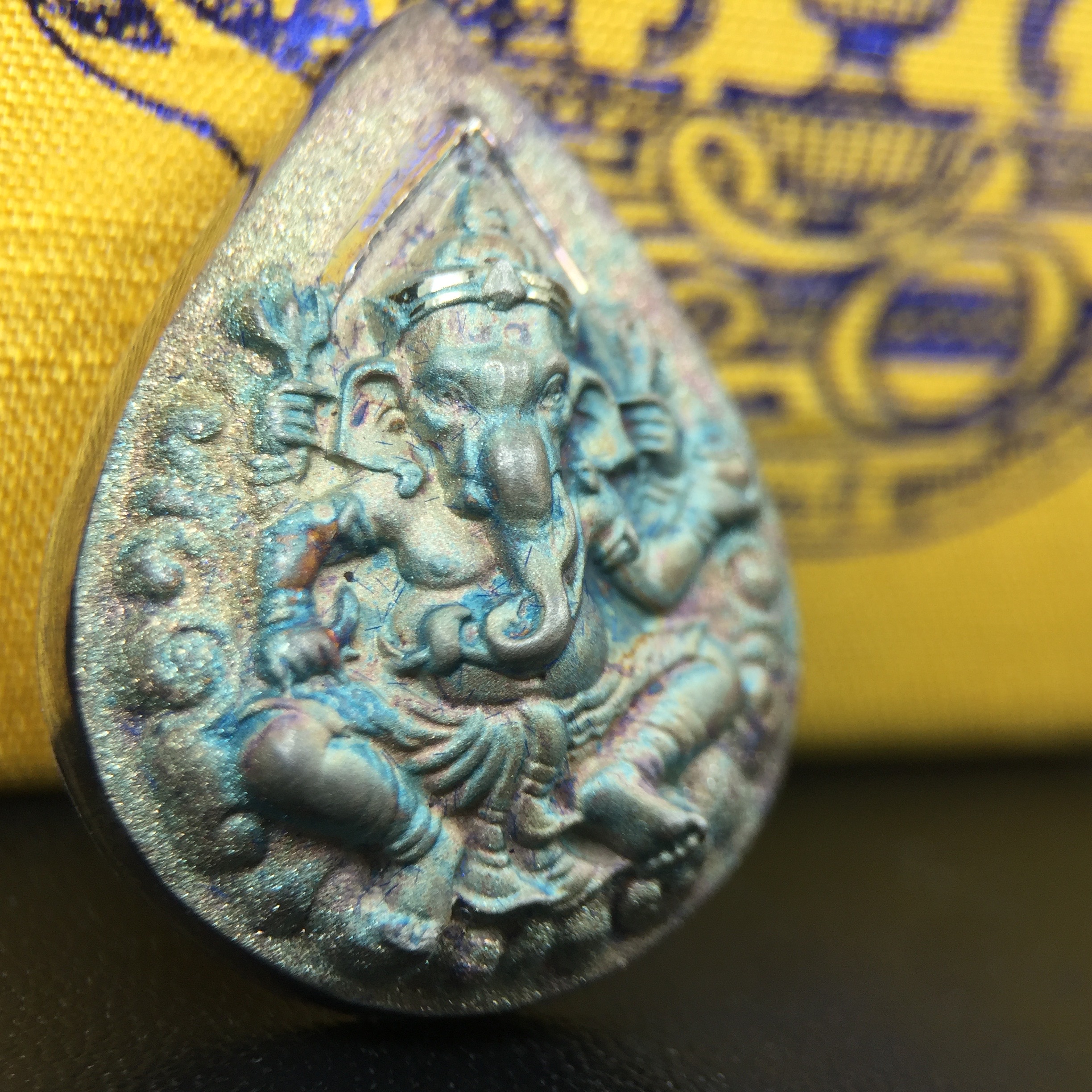 เหรียญพระพิฆเนศวร ญสส. ชุดกาญจนาภิเษกครองราชย์ 50 ปี พุทธศักราช 2538 พิมพ์ใหญ่(2.9 ซม.) เนื้อเงินผิวเดิมกลับดำขึ้นสีรุ้งเข้มขลังงดงามธรรมชาติสร้างสรรค์ สภาพสวยเดิมพร้อมกล่องบรรจุเดิม ตอกโค๊ดหมายเลขกำกับ(1ใน 5539องค์)