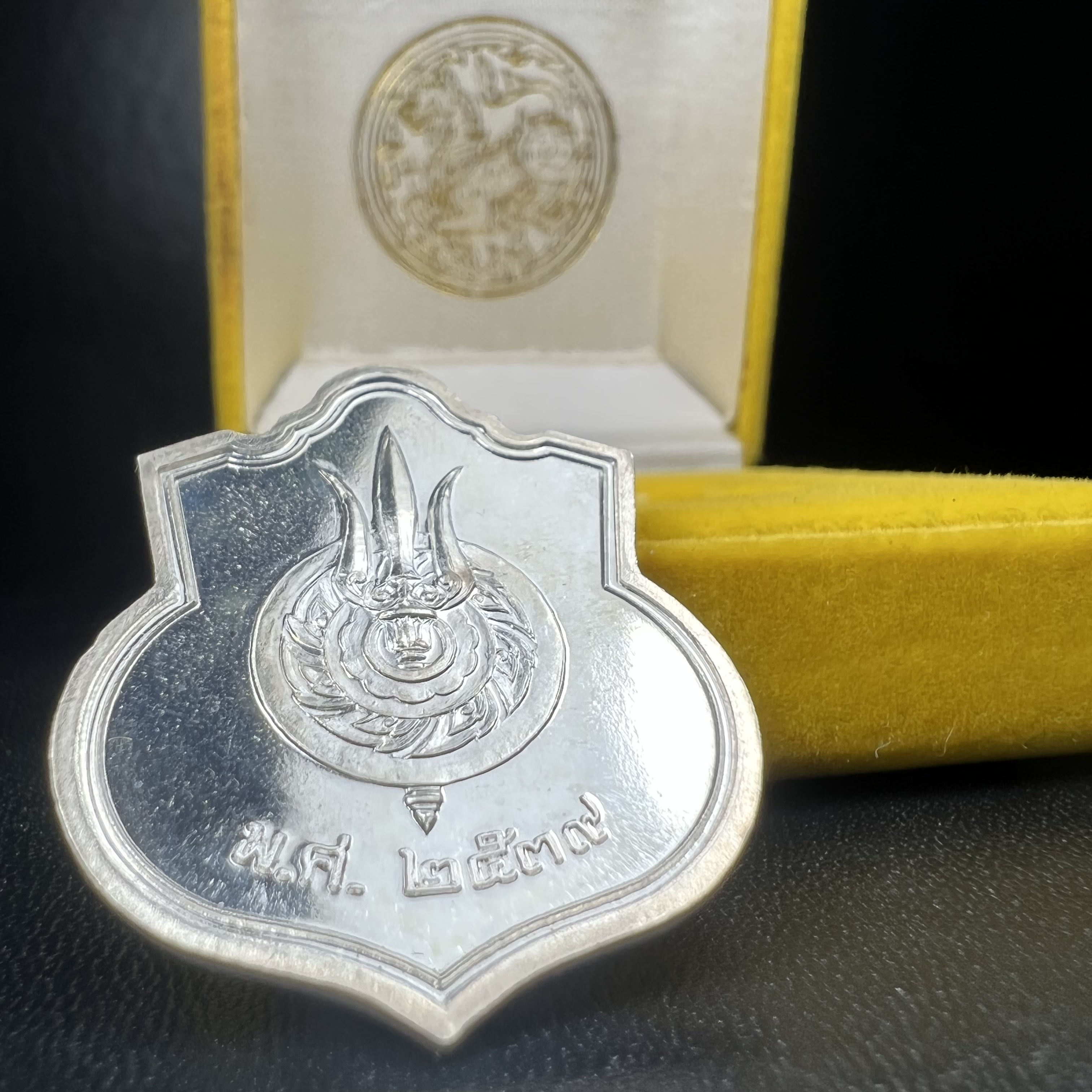 เหรียญพระบาทสมเด็จพระเจ้าอยู่หัว รัชกาลที่9ประทับนั่งบัลลังก์ กระทรวงมหาดไทยจัดสร้าง ปี2539 เนื้อเงินกล่องบรรจุเดิมสภาพสวย เนื้อเงินผิวกระจก สวยเดิม แบบนิยม หายาก