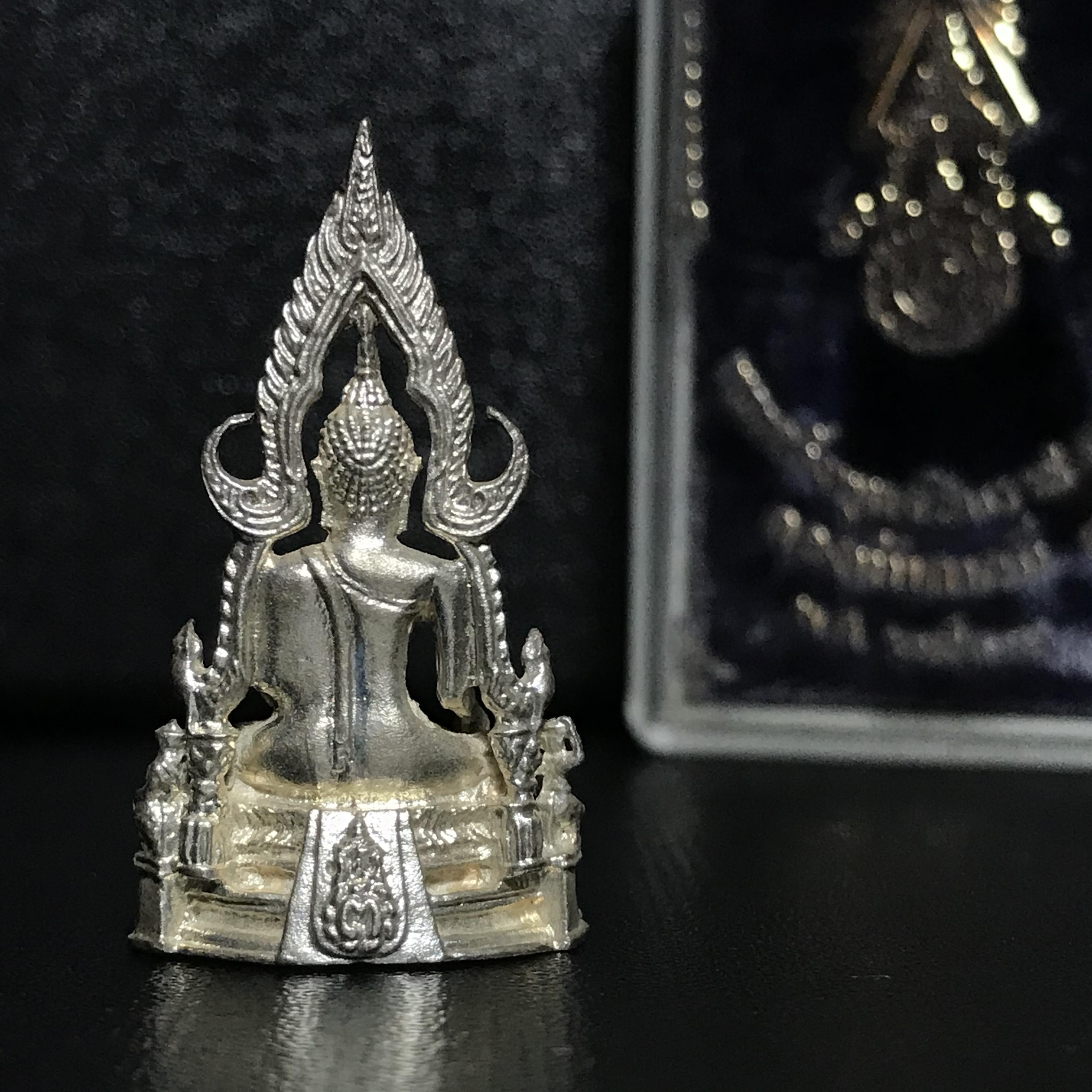 พระกริ่งพระพุทธชินราช ภปร. กองทัพภาคที่3 ปี2517 เนื้อเงินกล่องเดิมหายาก(ในหลวง ร.9 เสด็จเททอง)