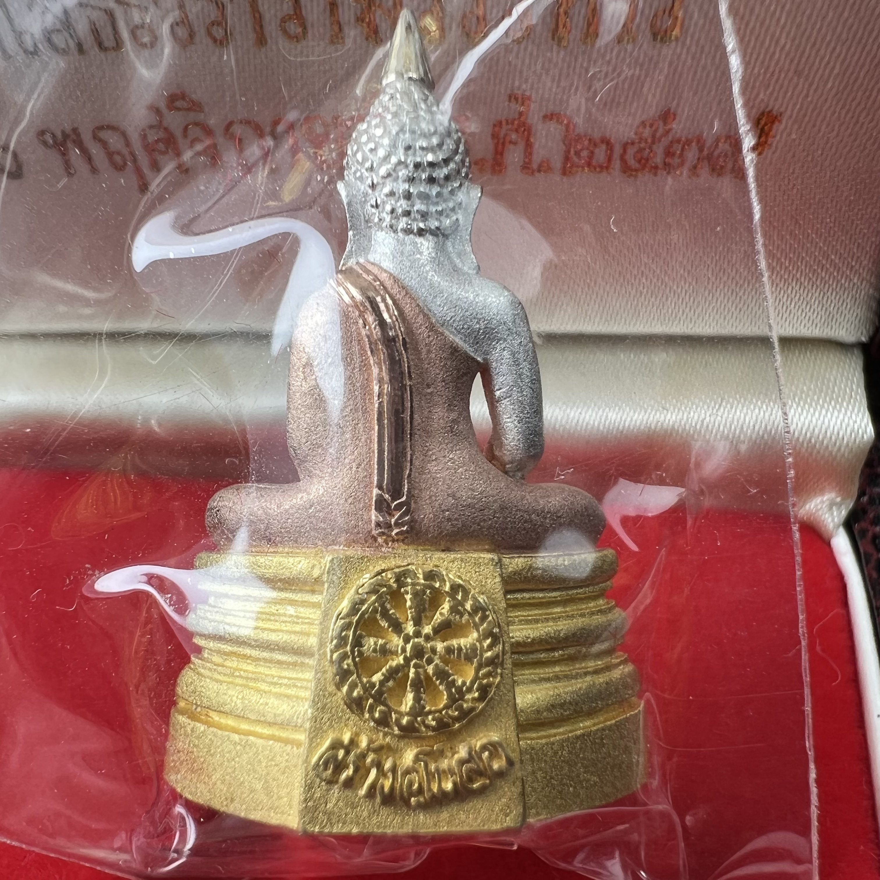 พระพุทธโสธร(หลวงพ่อโสธร) รุ่นสร้างอุโบสถ ปี2539 เนื้อเงินสามกษัตริย์ ลอยองค์พิมพ์ใหญ่ สภาพสวยกล่องบรรจุเดิมครบสมบูรณ์(แบบนี้หายาก)(งานแพรนด้า จิวเวลรี่)สวยงดงาม