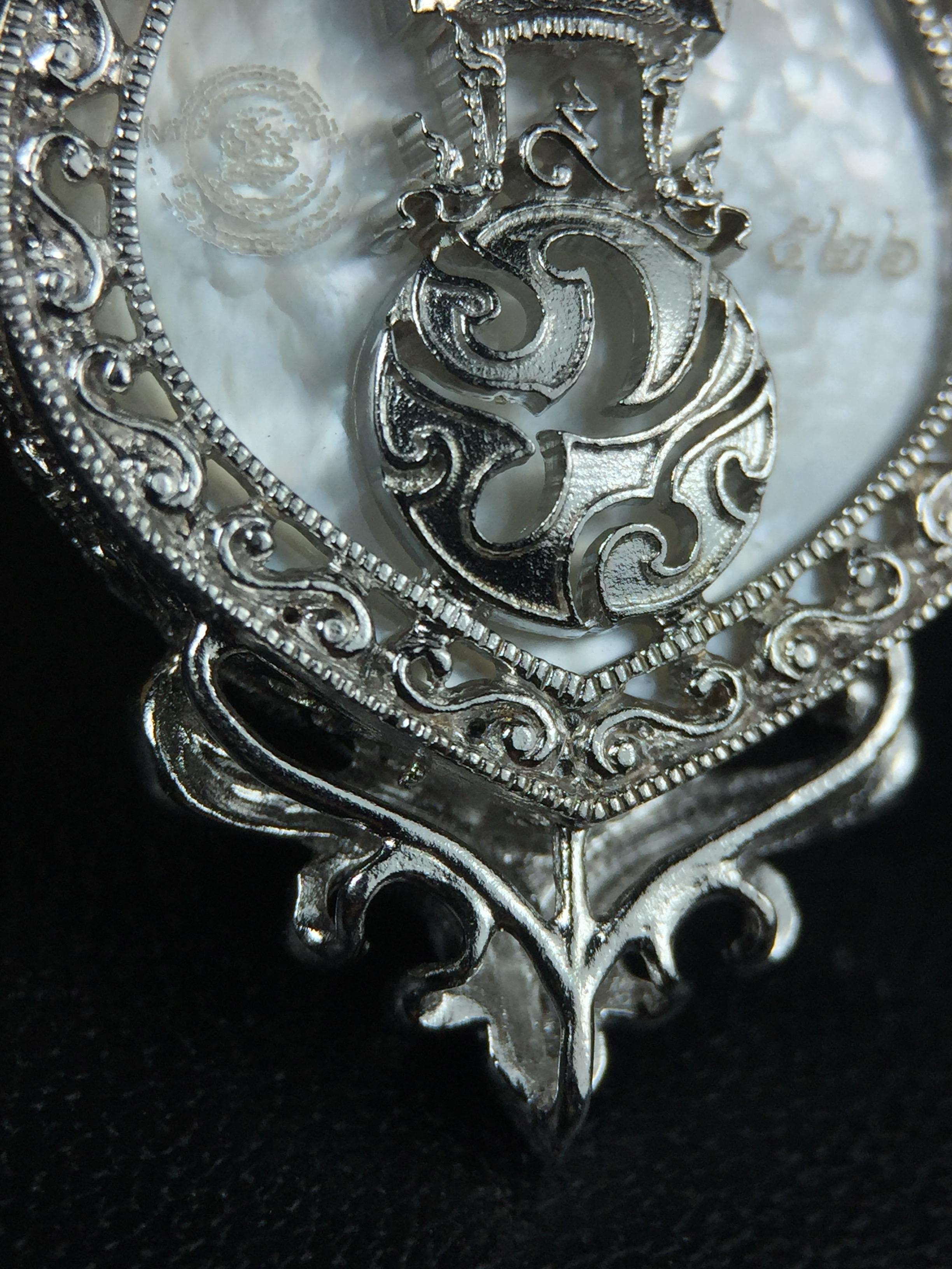 พระพุทธชินราช(จำลอง) ภปร. 84 พรรษา ทรงหยดน้ำ เนื้อเงินชุบทองคำขาว ขนาด 20*36 มม. (พระราชทานมวลสาร จิตรลดาและเส้นพระเจ้า(เส้นผม)รัชกาลที่9)พุทธศิลป์ทรงคุณค่าอีกหนึ่งรุ่นยอดนิยม งดงาม ทรงคุณค่า หายาก