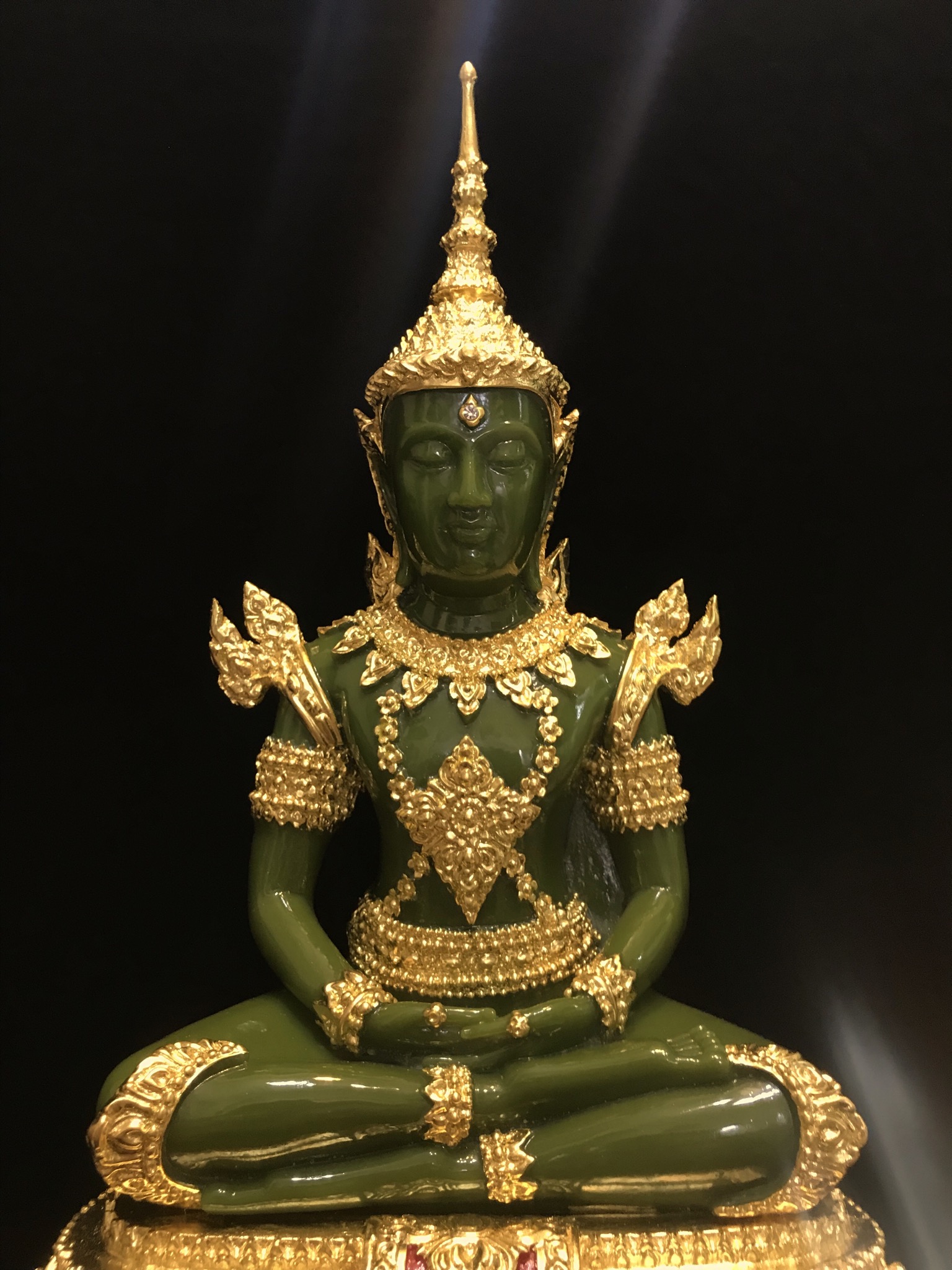 พระพุทธมหามณีรัตนปฏิมากร(พระแก้วมรกต) วัดพระศรีรัตนศาสดาราม สำนักพระราชวัง จัดสร้าง (บรรจุมวลสารใต้ฐาน)ฤดูร้อน ขนาดหน้าตัก 9นิ้ว